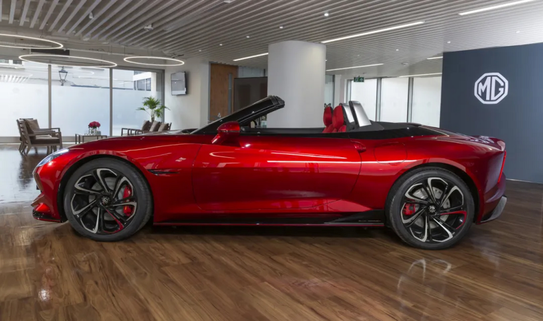 剪刀门 软顶敞篷 两门两座纯电跑车,mg名爵 cyberster电动跑车!