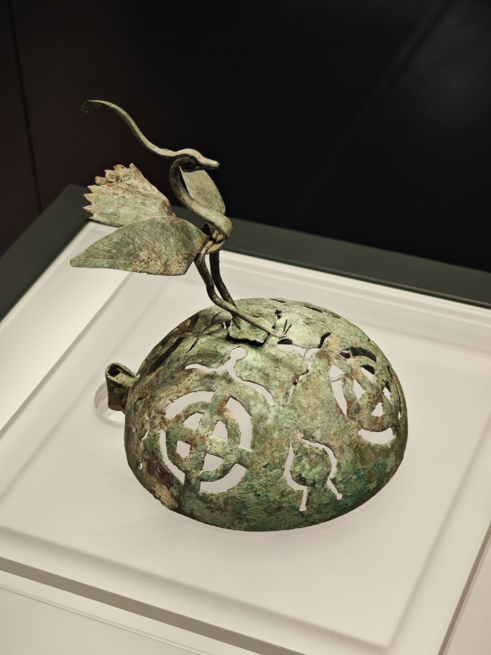 时髦时尚甚至调皮的那一脚,优雅如歌永不过时的鸾凤铜熏炉盖.