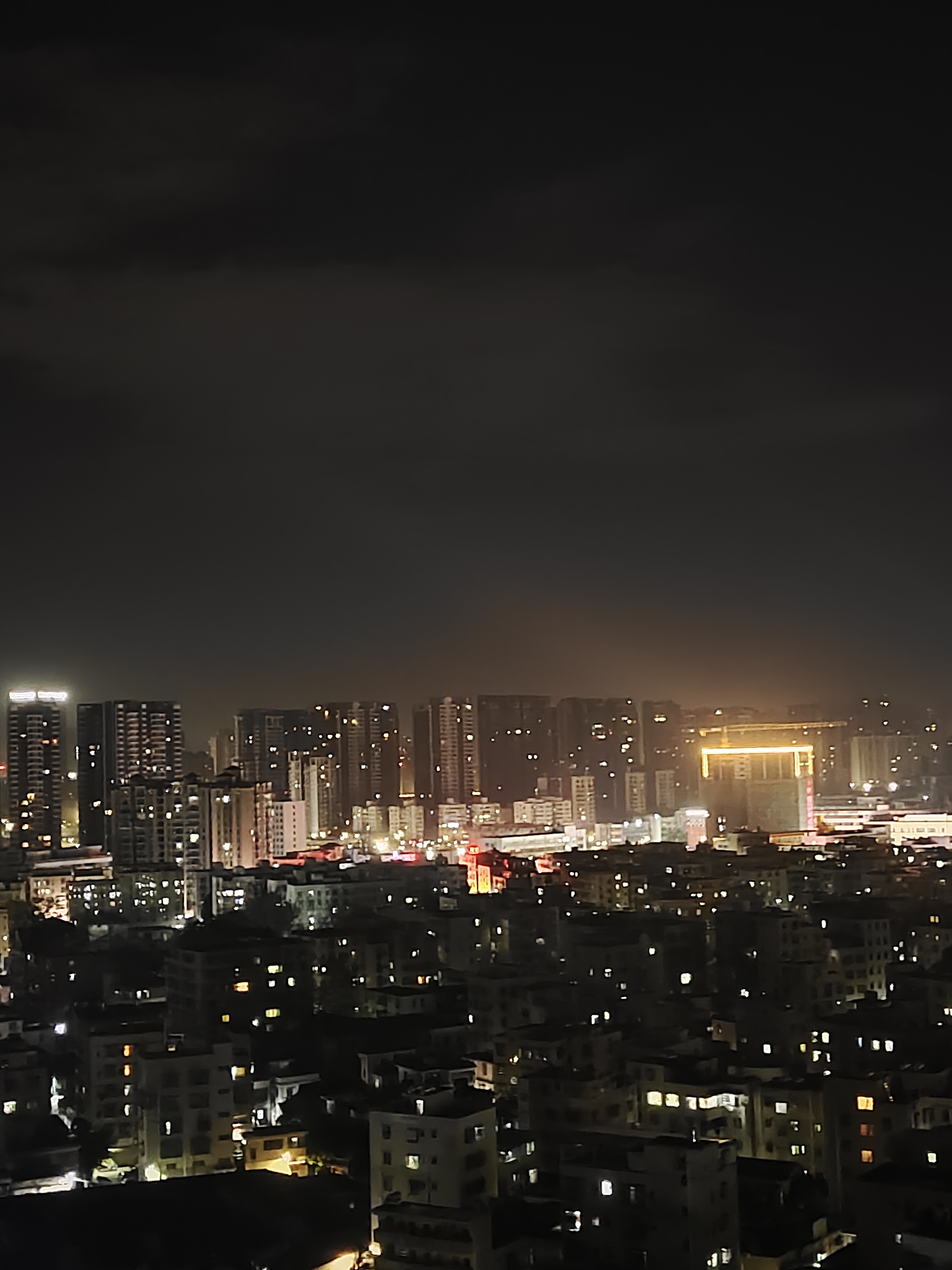 夜幕降临,一座灯火通明的城市展开在眼前