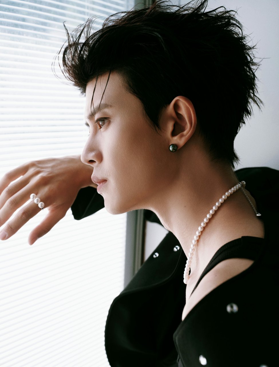 任嘉伦的侧颜杀～这发型这耳钉,酷炫有型,珍珠项链点缀恰到好处,时尚
