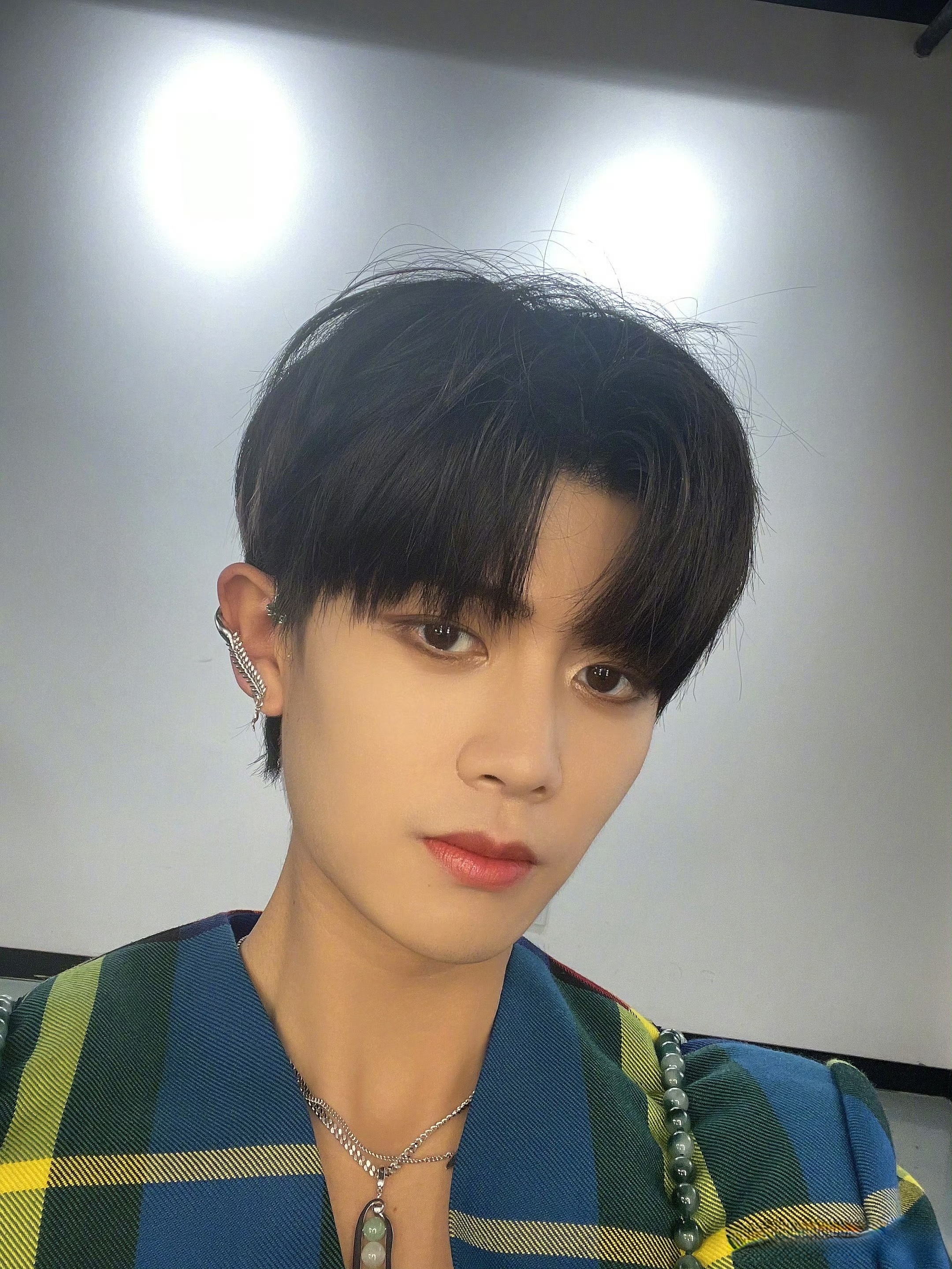 任嘉伦的这个妆容精致,眼神深邃,气场全开.#任嘉伦