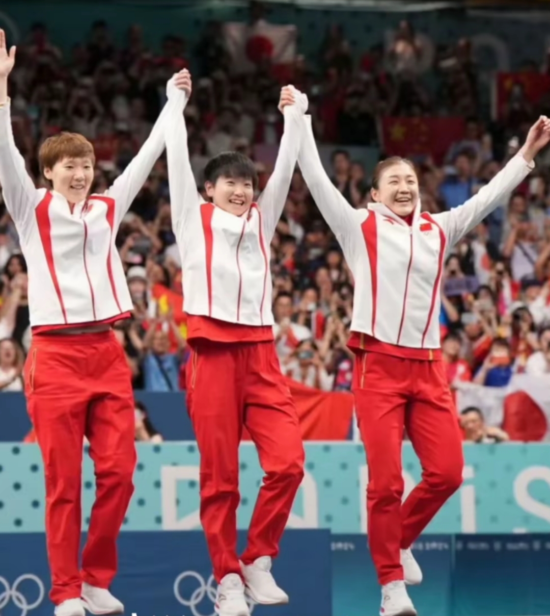 支持者为球队赢得胜利的表现欢呼 支持者为球队赢得胜利的表现欢呼