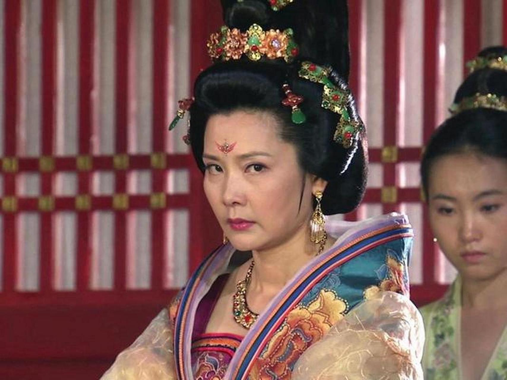 737年,太子李瑛与两个弟弟带领一队亲兵,手持兵刃冲进了皇宫.