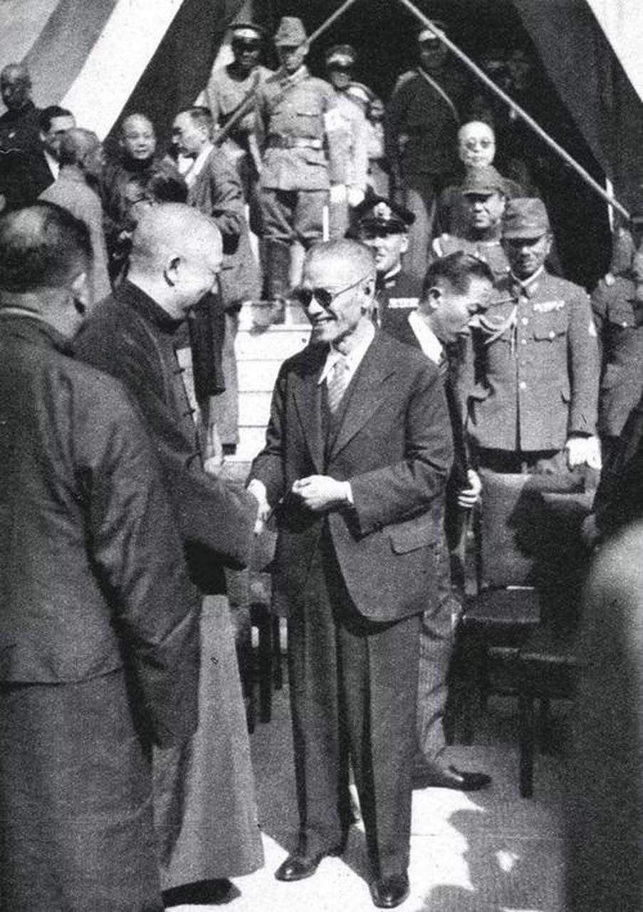 照片中是大汉奸王克敏(中)与梁鸿志(左二)在"华中七省市代表促进树立