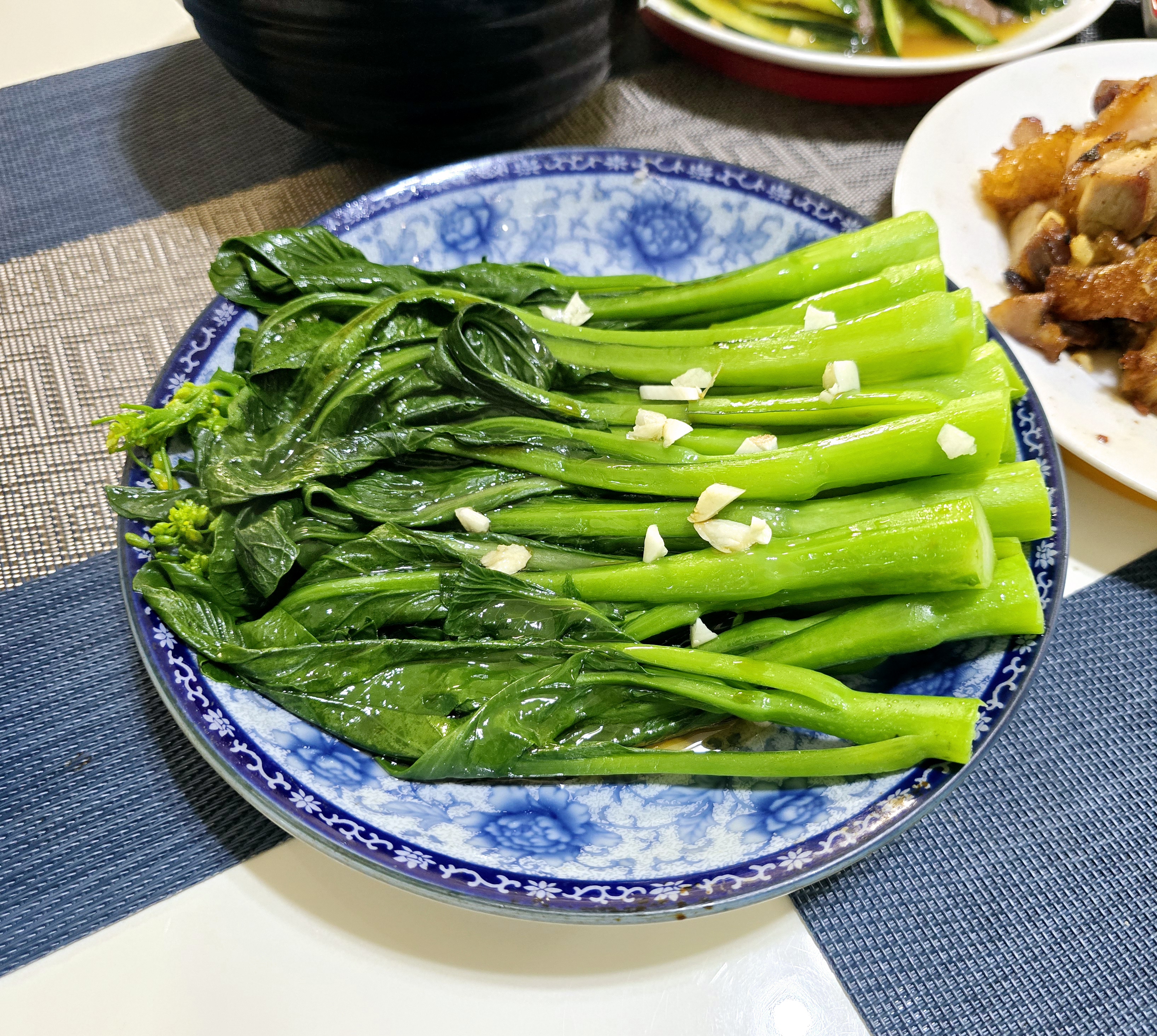配葱花蒜蓉生抽和日式青芥末生抽,砂锅肉碎花菇丝烩豆腐,卑鬃 菜心