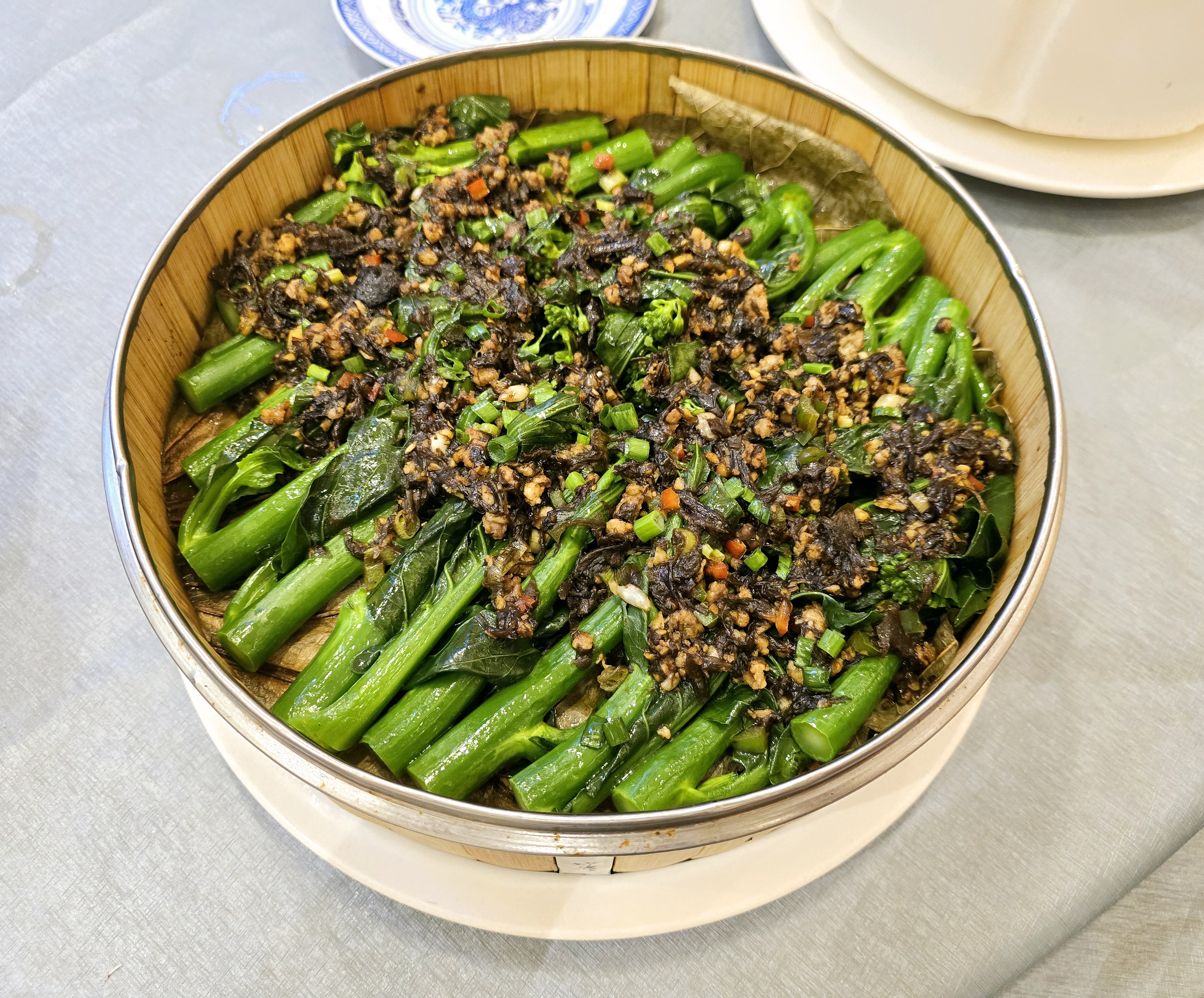 晚餐吃顺德菜之二:除了前面八菜一汤,还有金汤百合淮山,榄菜肉碎蒸