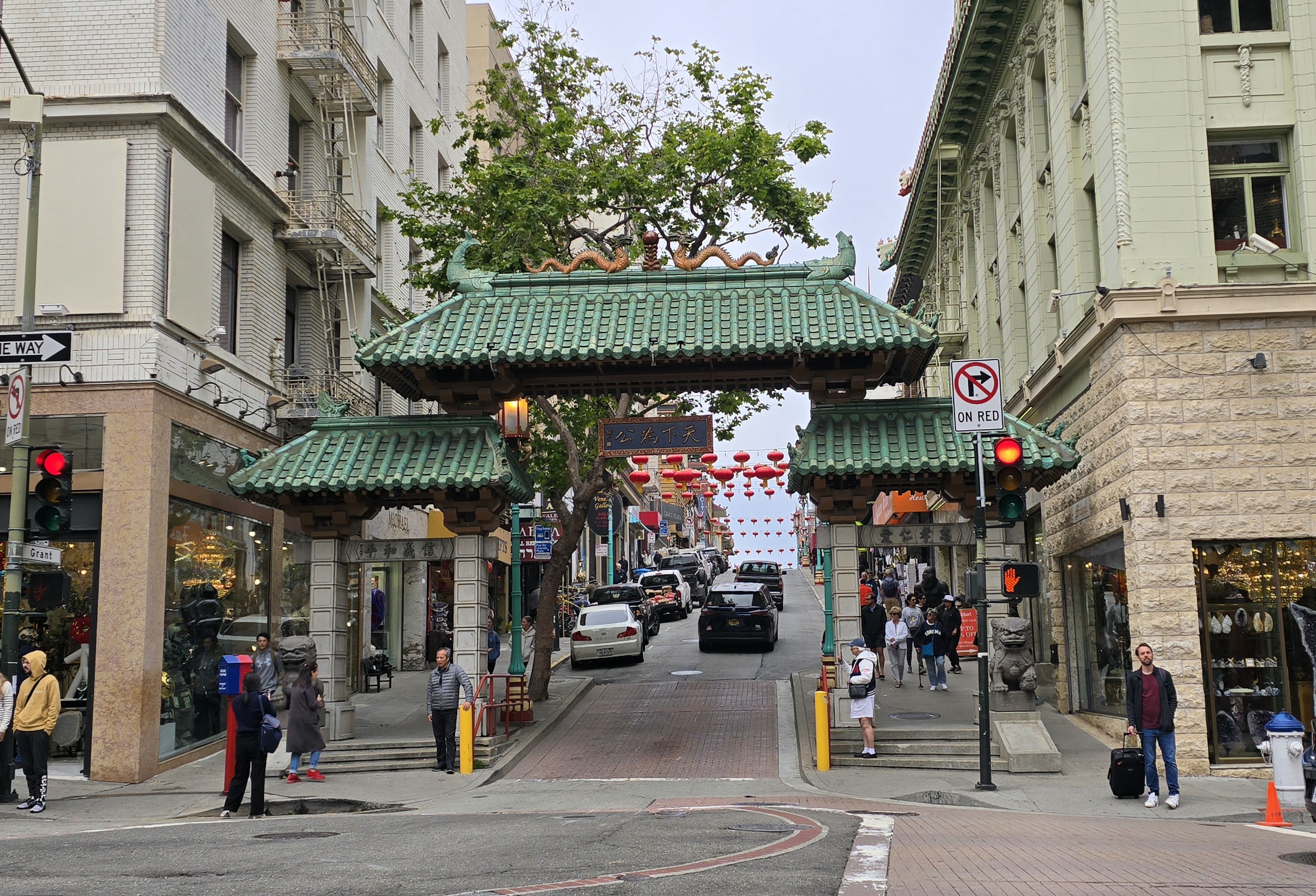 街头私伙局是广东老移民在演奏,街边店铺里还有广式月饼和点心,腊肉