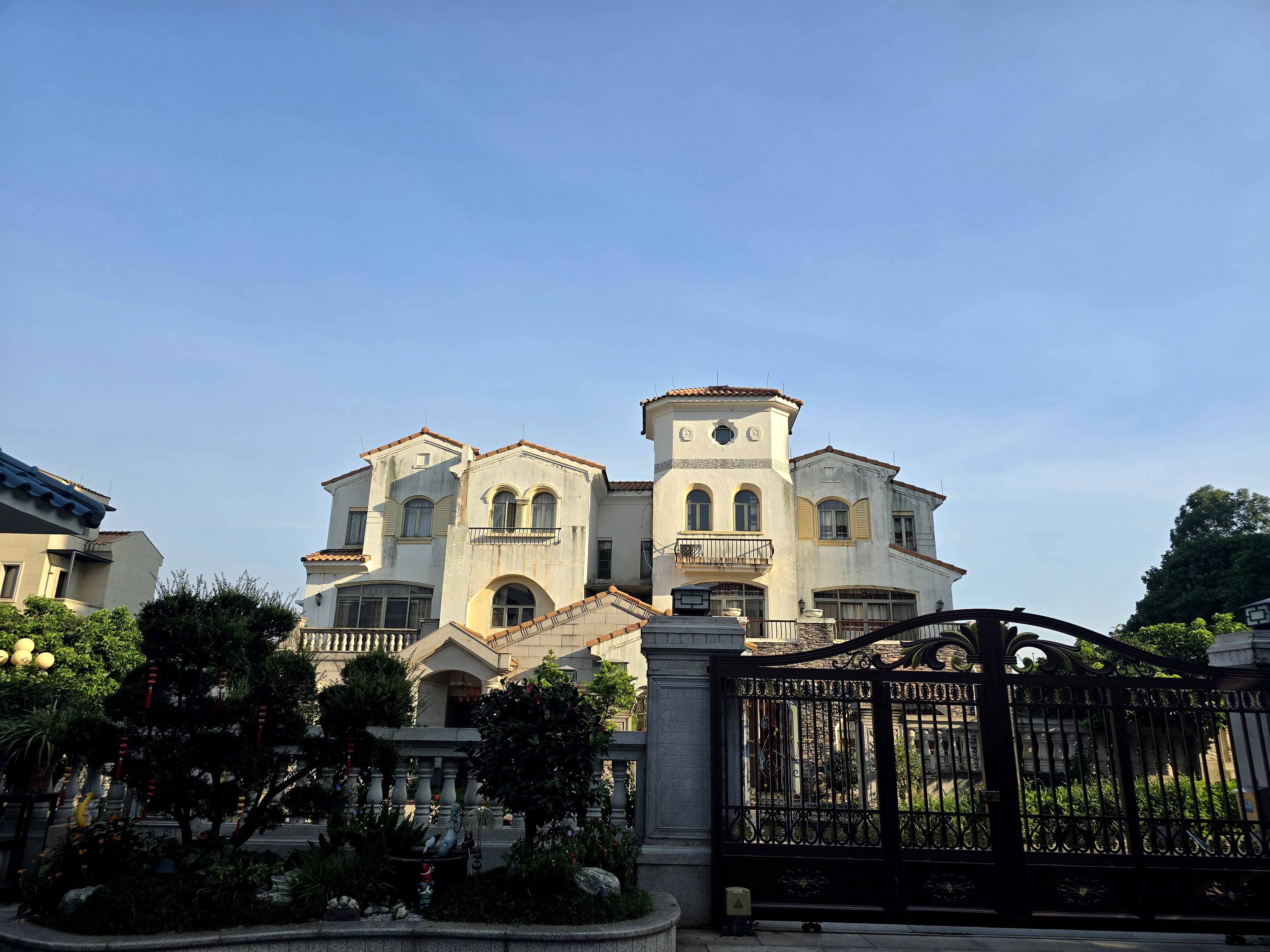 晚餐二人份:五指毛桃猪骨汤,撒一小把茯苓薏仁莲子