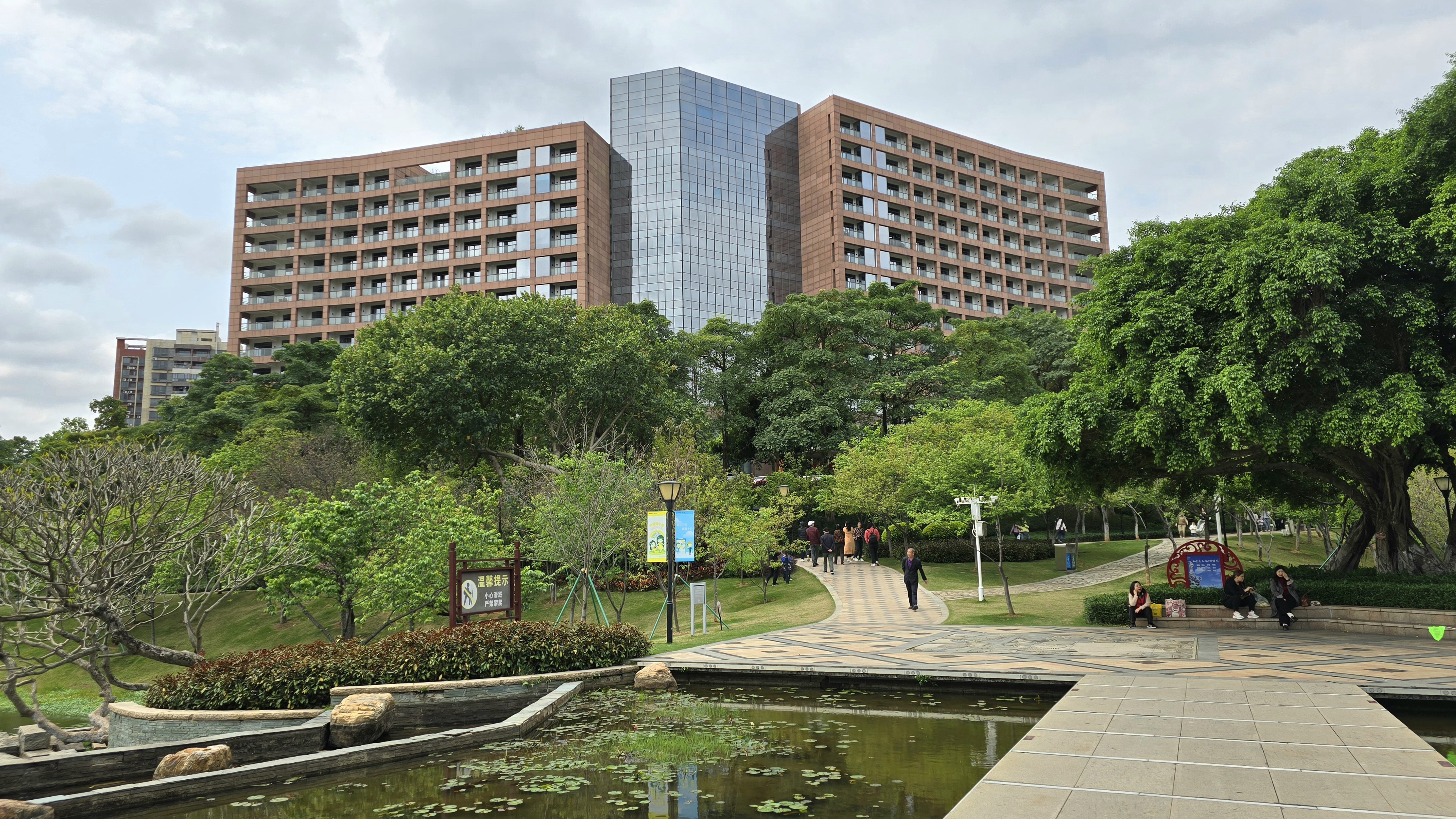 半日闲,驾车到五星酒店饮茶兼直落午餐后,走几步到酒店旁边公园湖畔