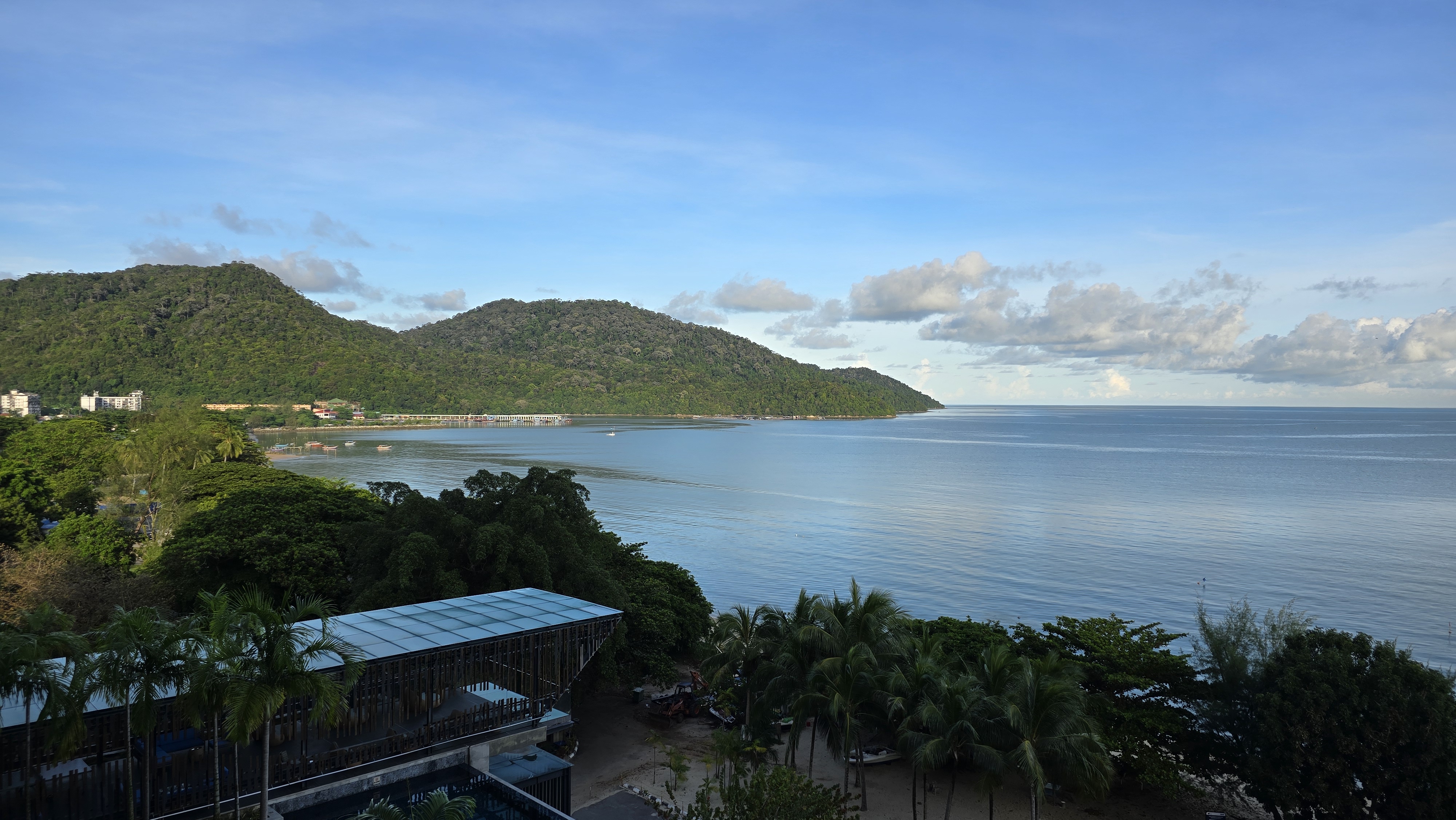 自由行第二天,槟城清晨,站在客房在阳台,远眺大海