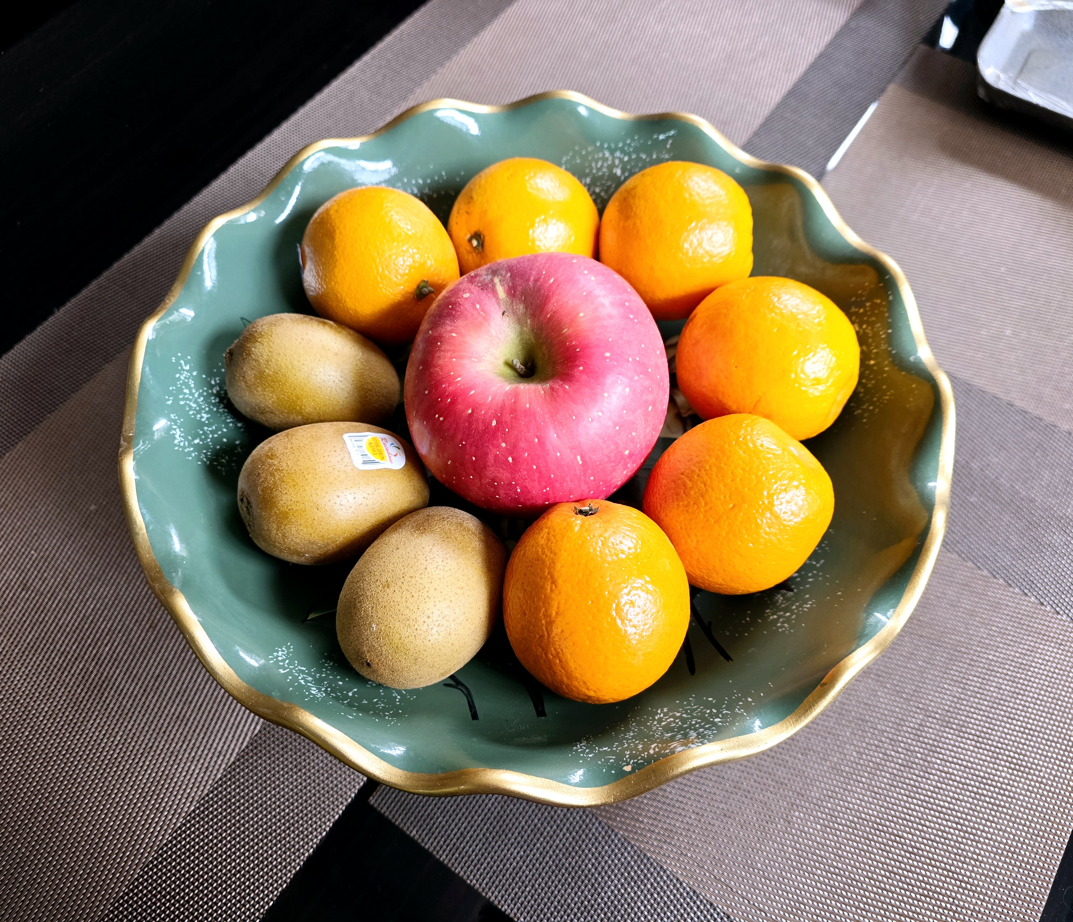 餐桌上的水果餐桌水果图片放在盘子里的苹果外国