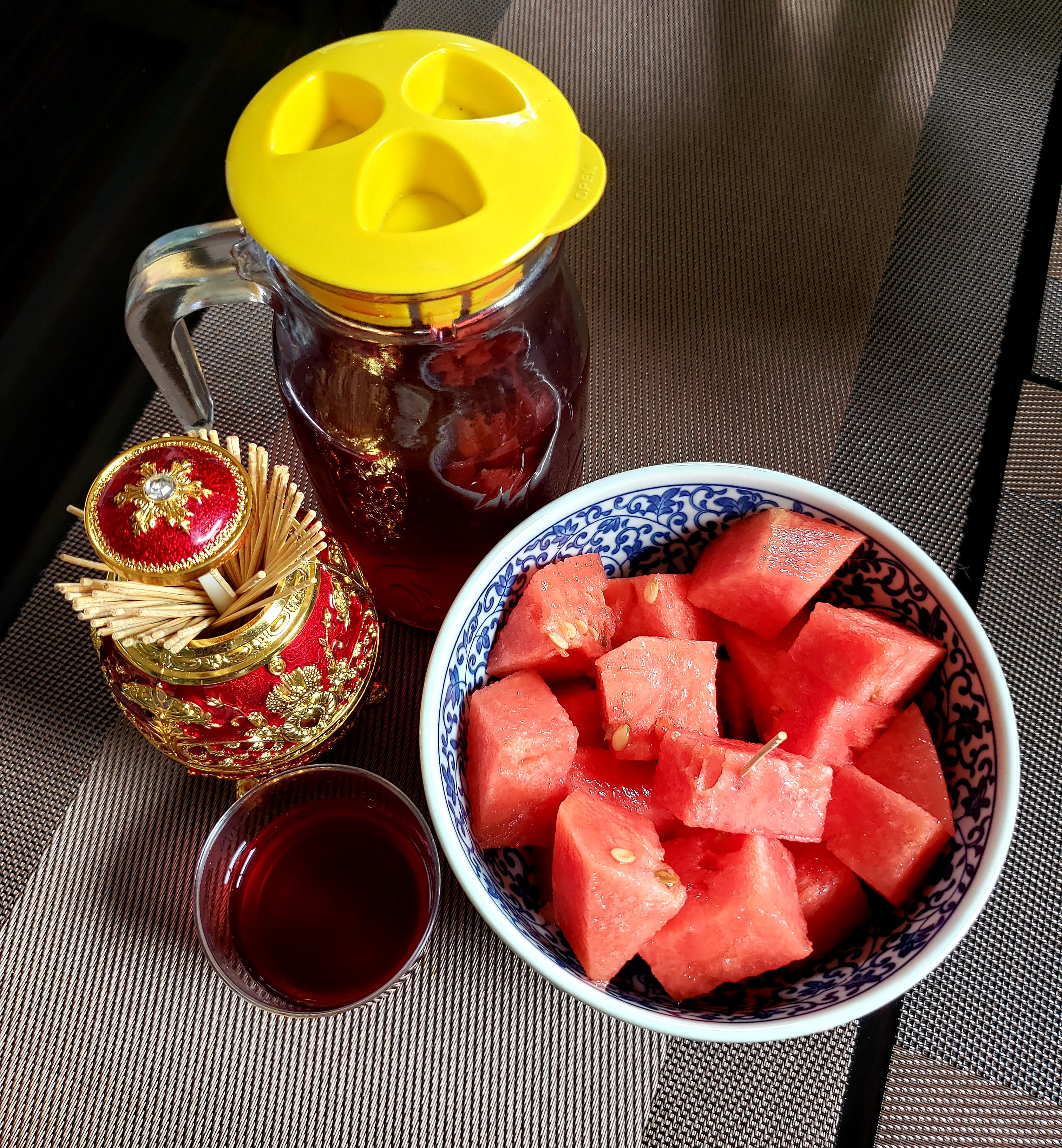 消食解腻酸梅汤和准备的西瓜冰镇一下,饭后可以慢慢吃