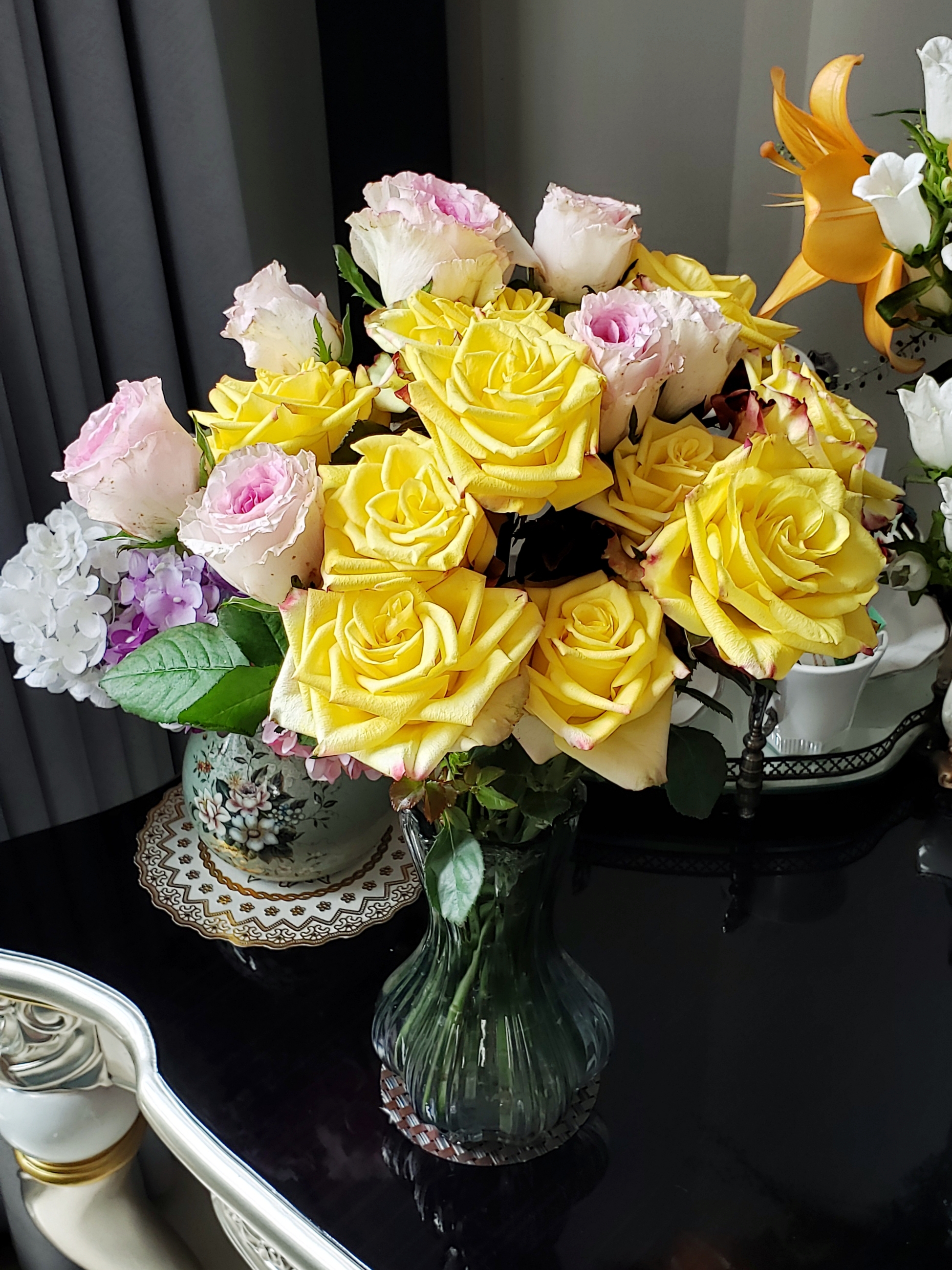 早餐,手冲咖啡并打包一杯走,烤牛角包和牛油,煎培根和太阳蛋,酸奶