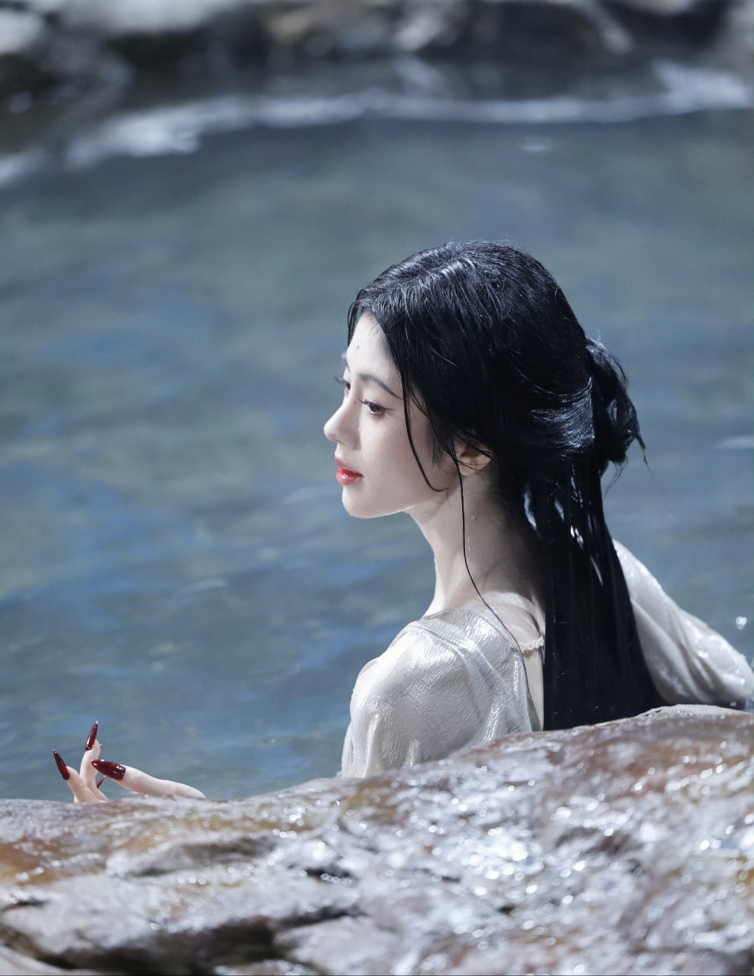 这个水中沐浴的造型也太太太媚了吧!期待这部剧上映哦!