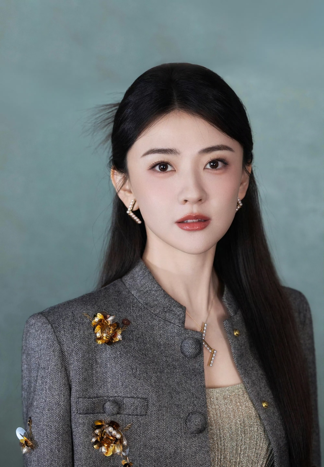 梁洁的脸是怎么回事?怎么看起来有点肿,还有点僵硬?