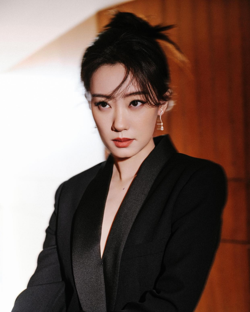 张小斐的一张黑色礼服照片刷爆了朋友圈.