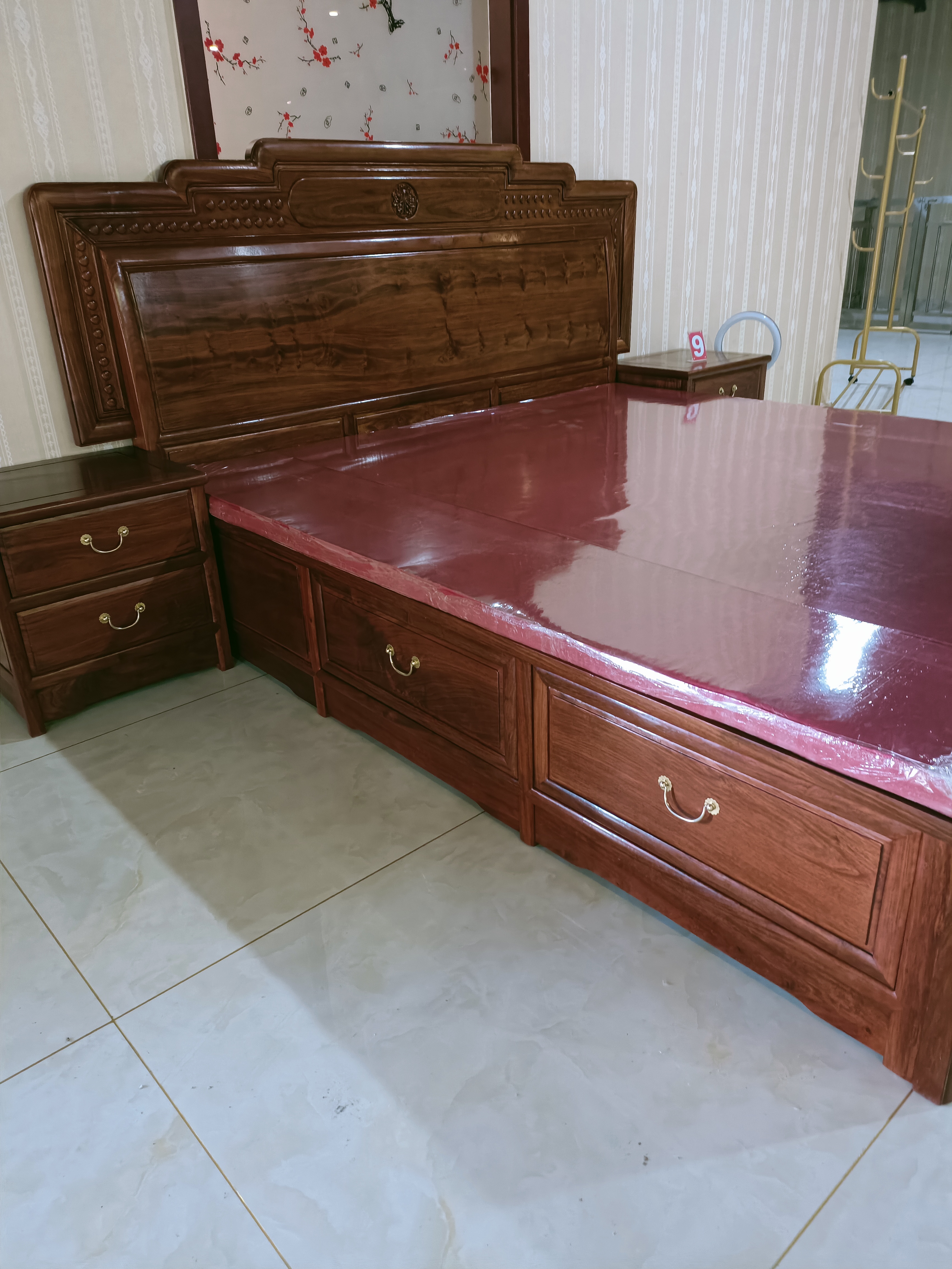 花梨木大床储物空间很多,带两个床头柜,床屉两个大抽屉配送棕垫12500