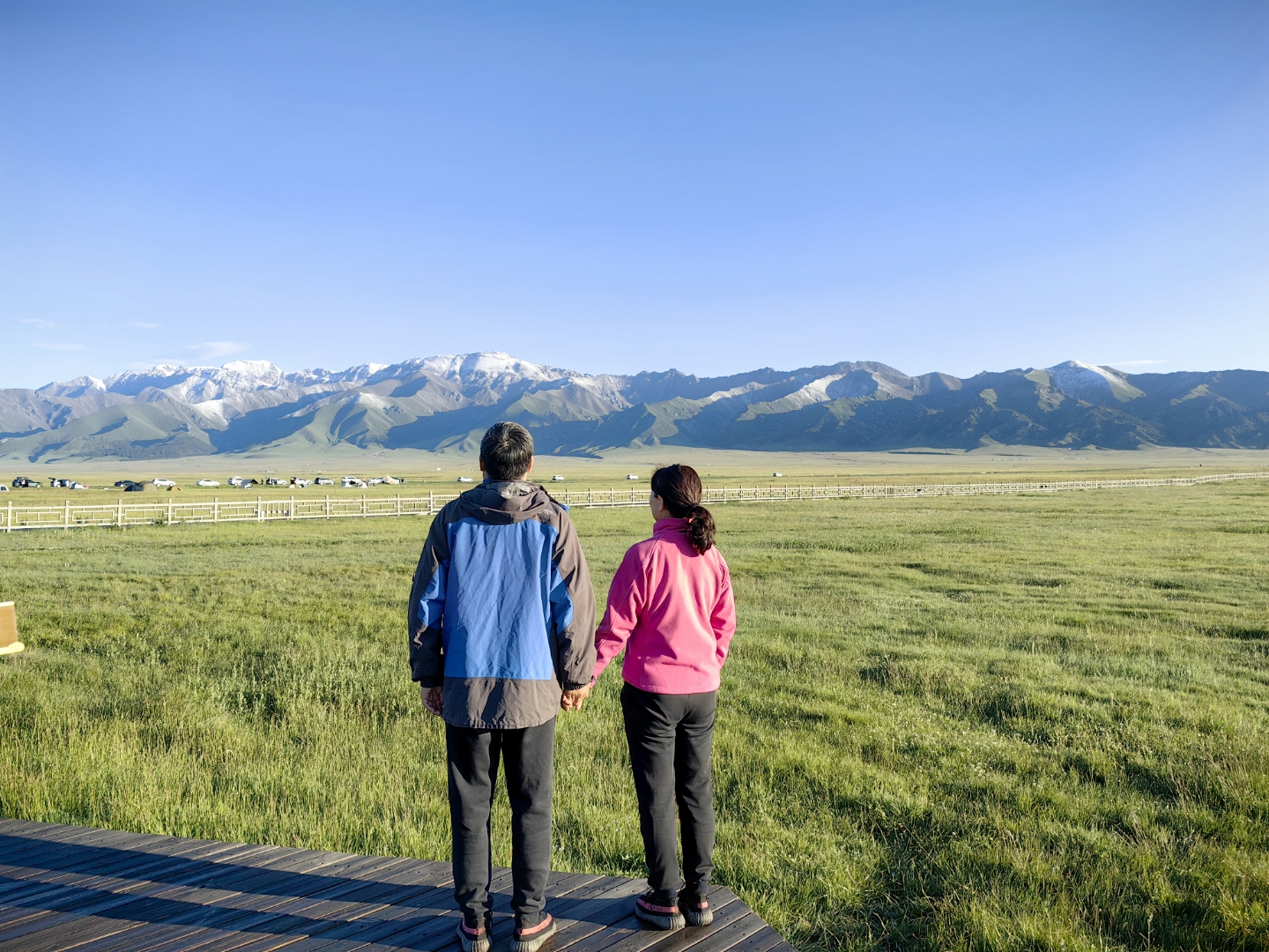 甜甜的恋爱# 赛里木湖边,两人手牵手,漫步木栈道