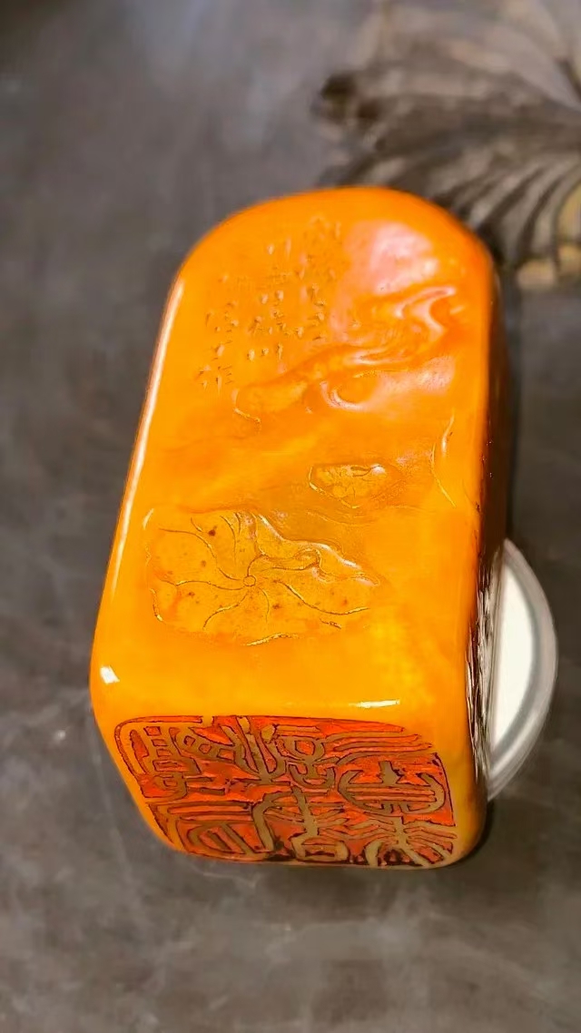 清代老寿山石田黄印章【袁枚】款,尺寸7.4-3.8厘米重248.5克,包老保真