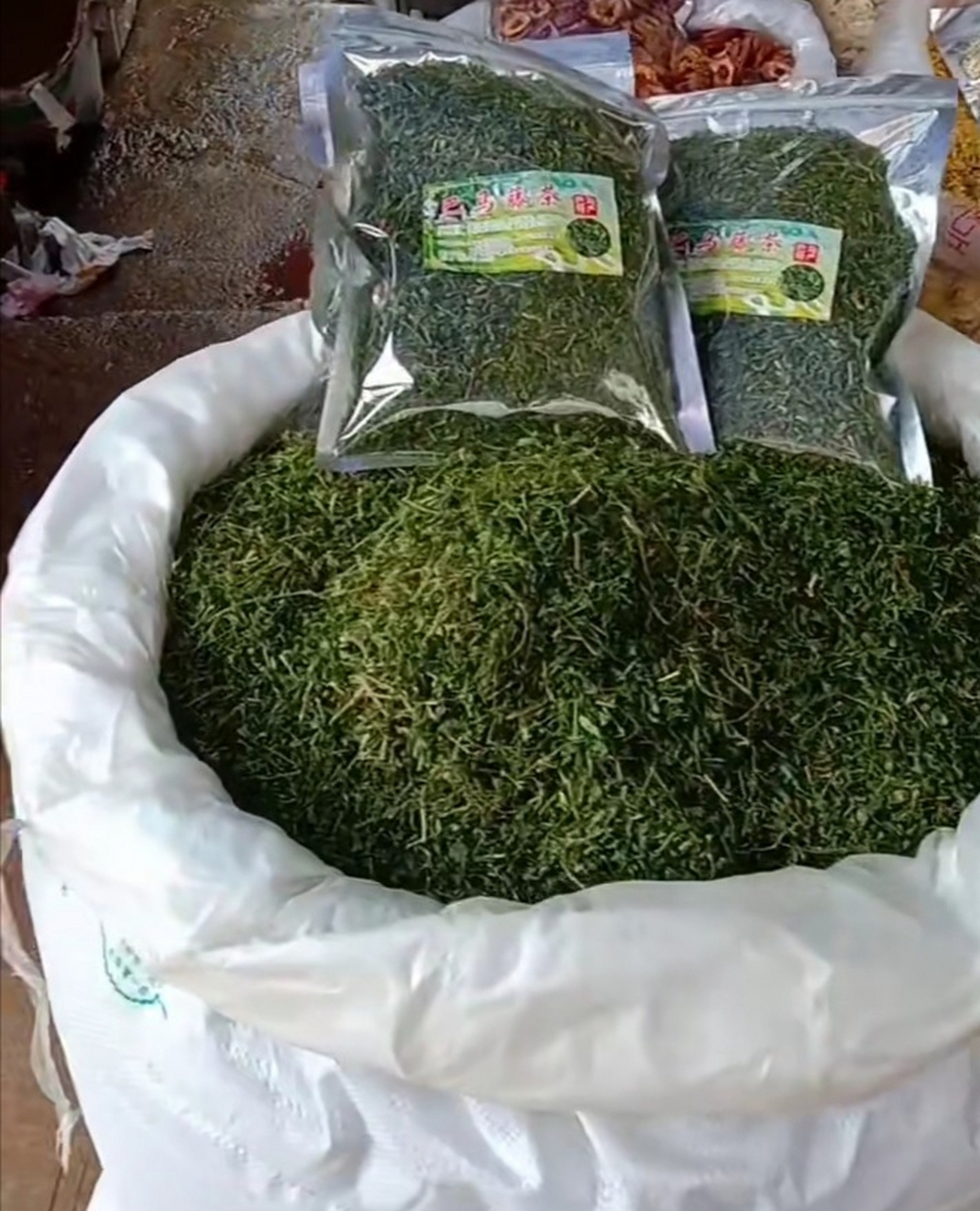 世界长寿之乡广西巴马野生藤茶又称护肝茶,因为常年受益于巴马山泉水