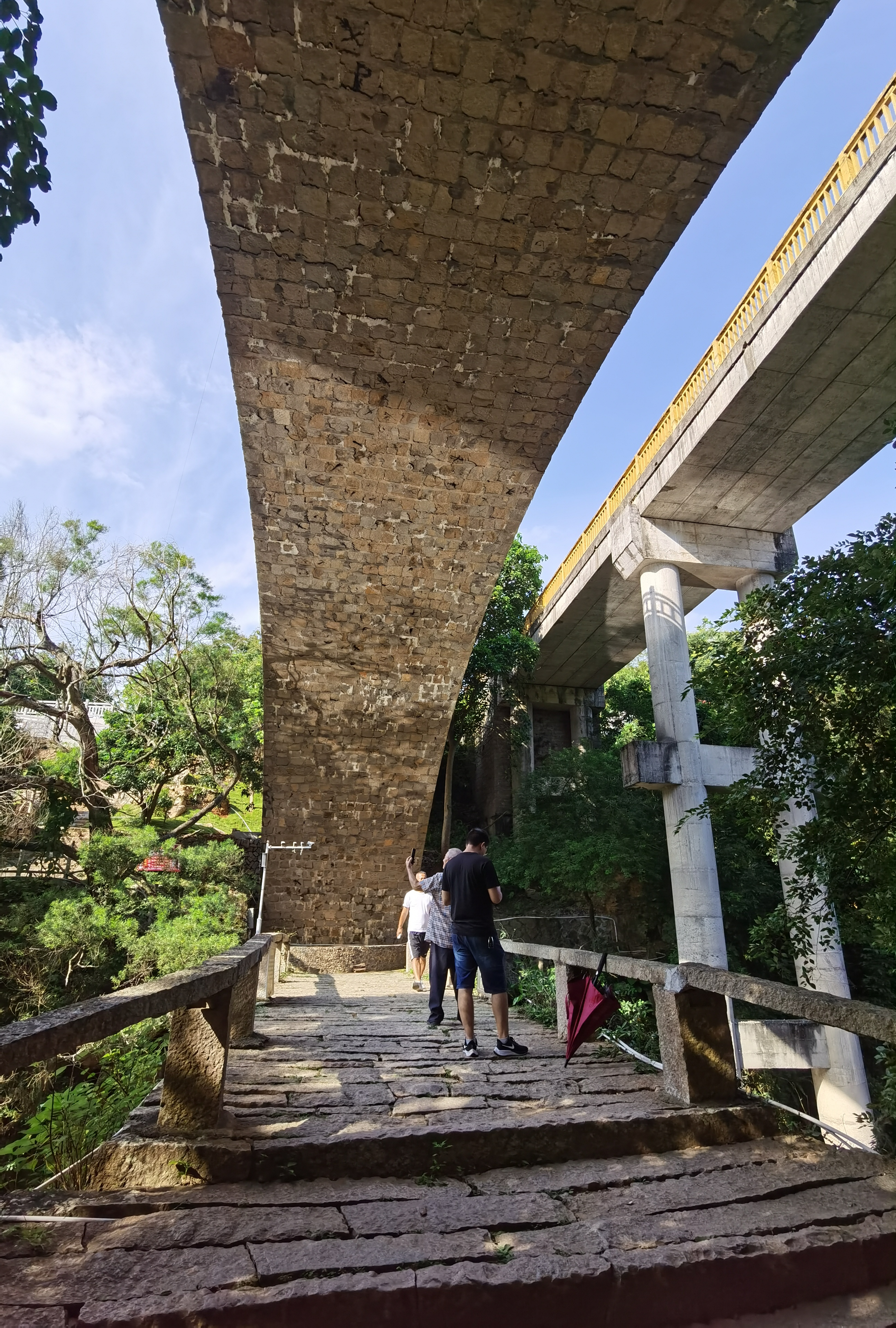 西隐飞瀑,位于莆田市荔城区西天尾镇象峰村,这里风景优美,由于雨水偏