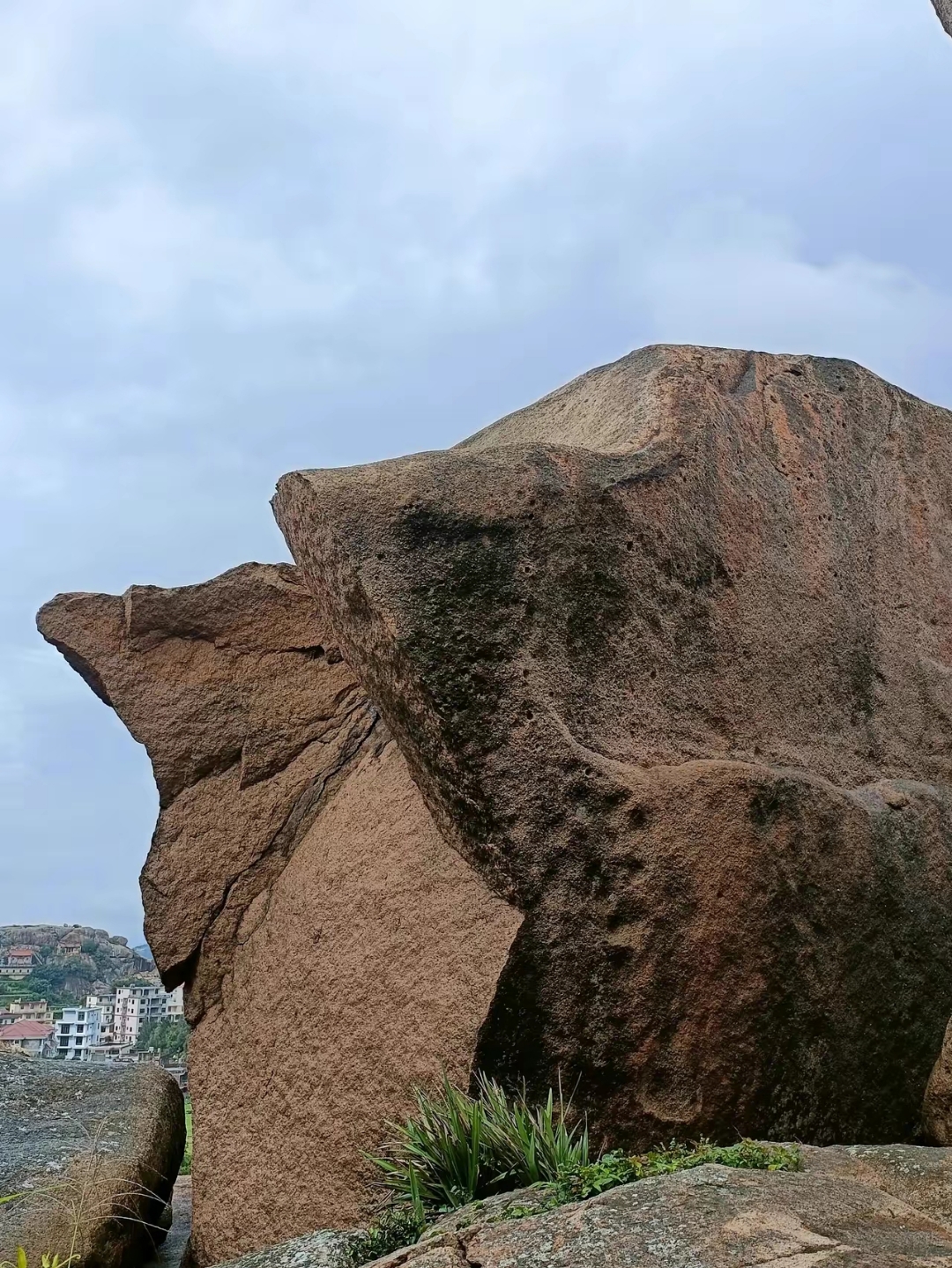 嶙峋怪石图片