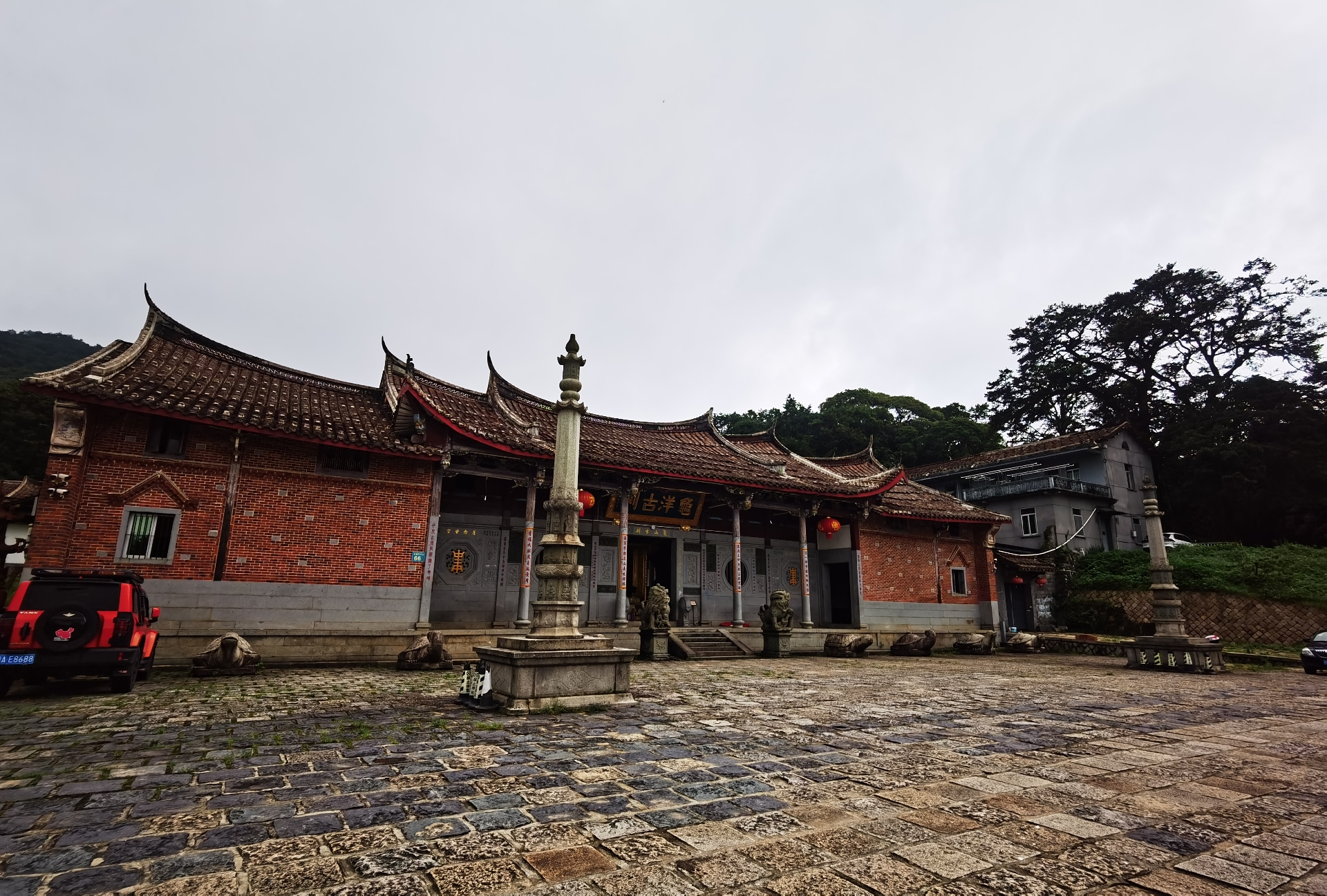 龟山寺,位于福建省莆田市龟山顶上,是四大丛林之一,在八闽佛教史上