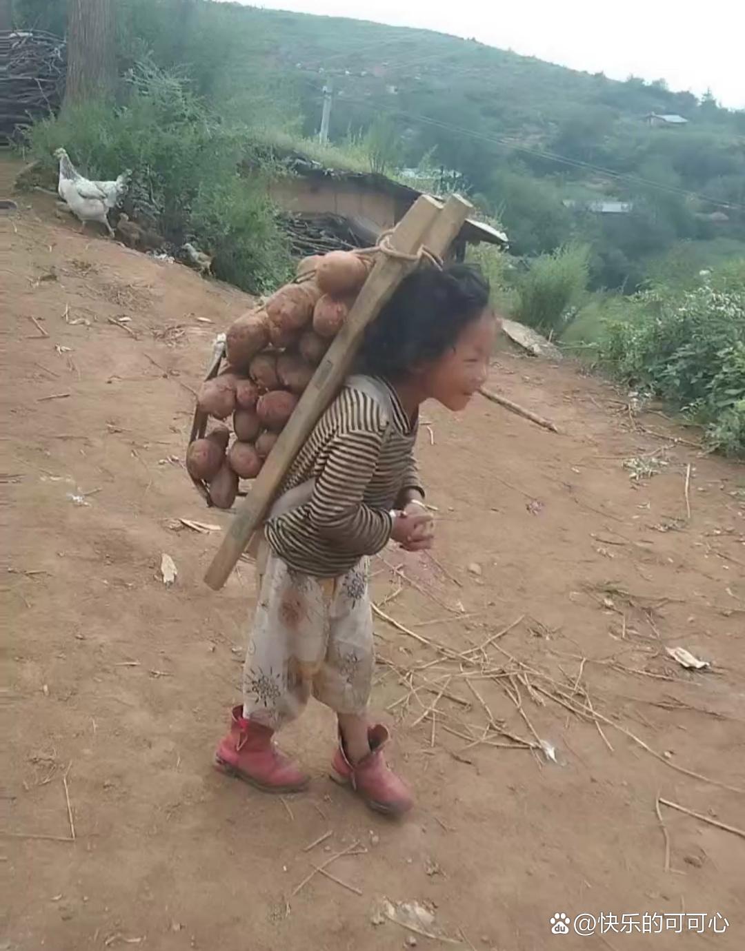 三十多年过去了,怎么还有这样可怜的小女孩,应该是留守儿童吧,希望是