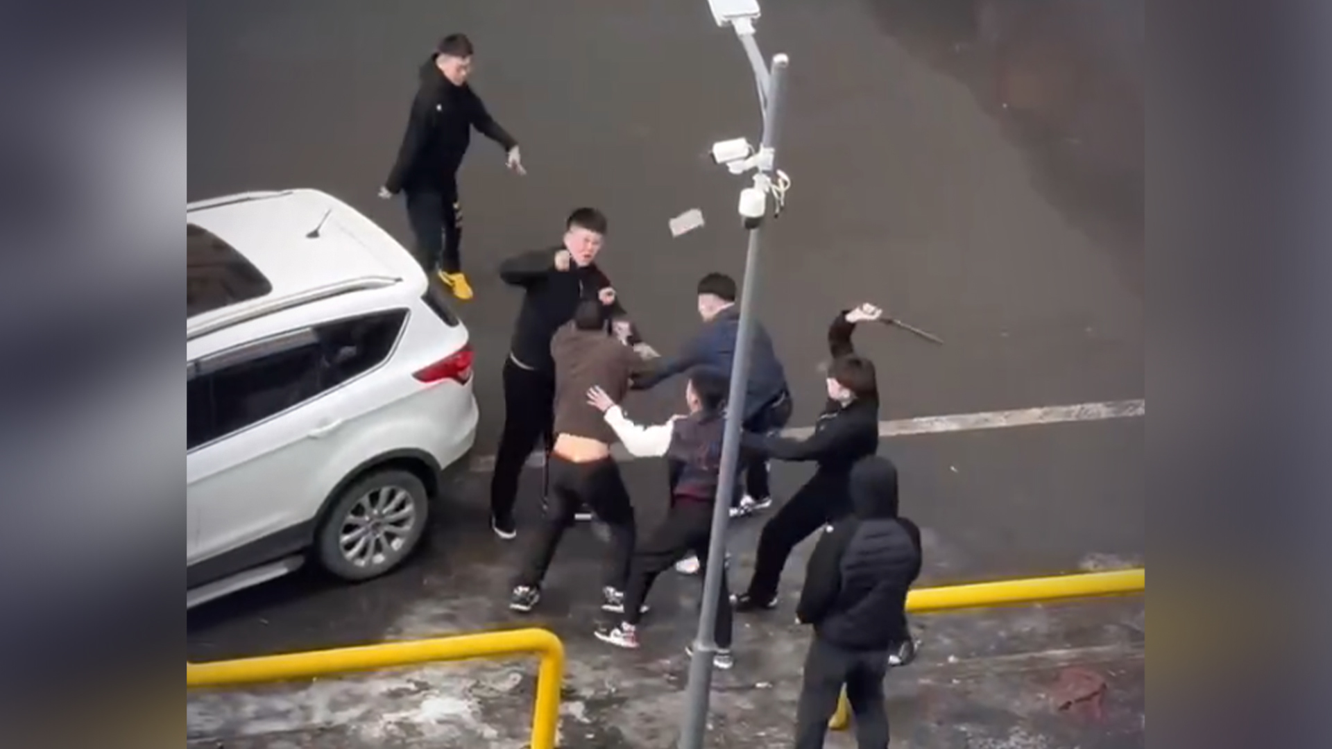 山西大同男子按喇叭遭多人围殴!
