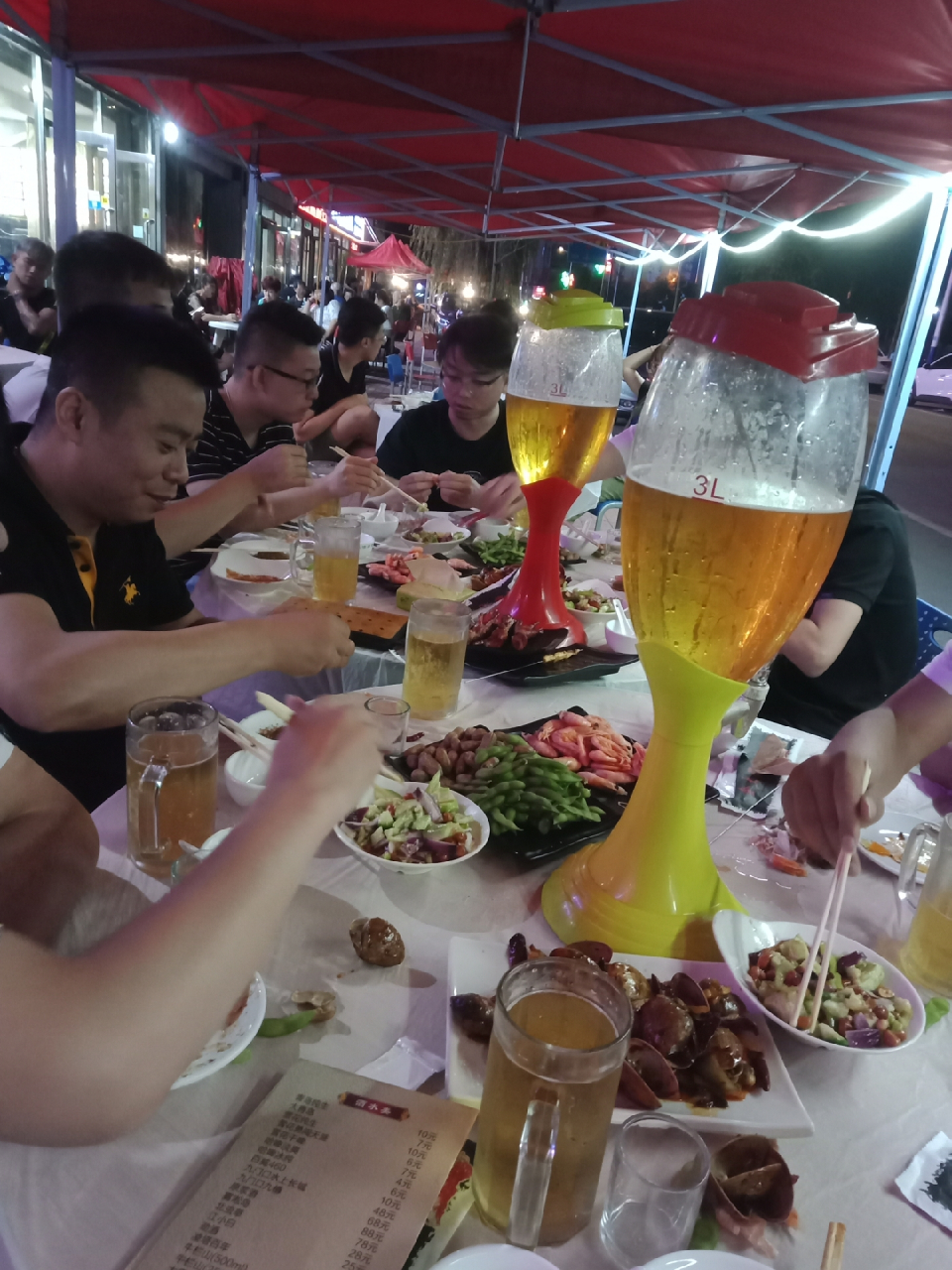 等于熬到了周末,有人提议晚上出来聚餐,这末热的天