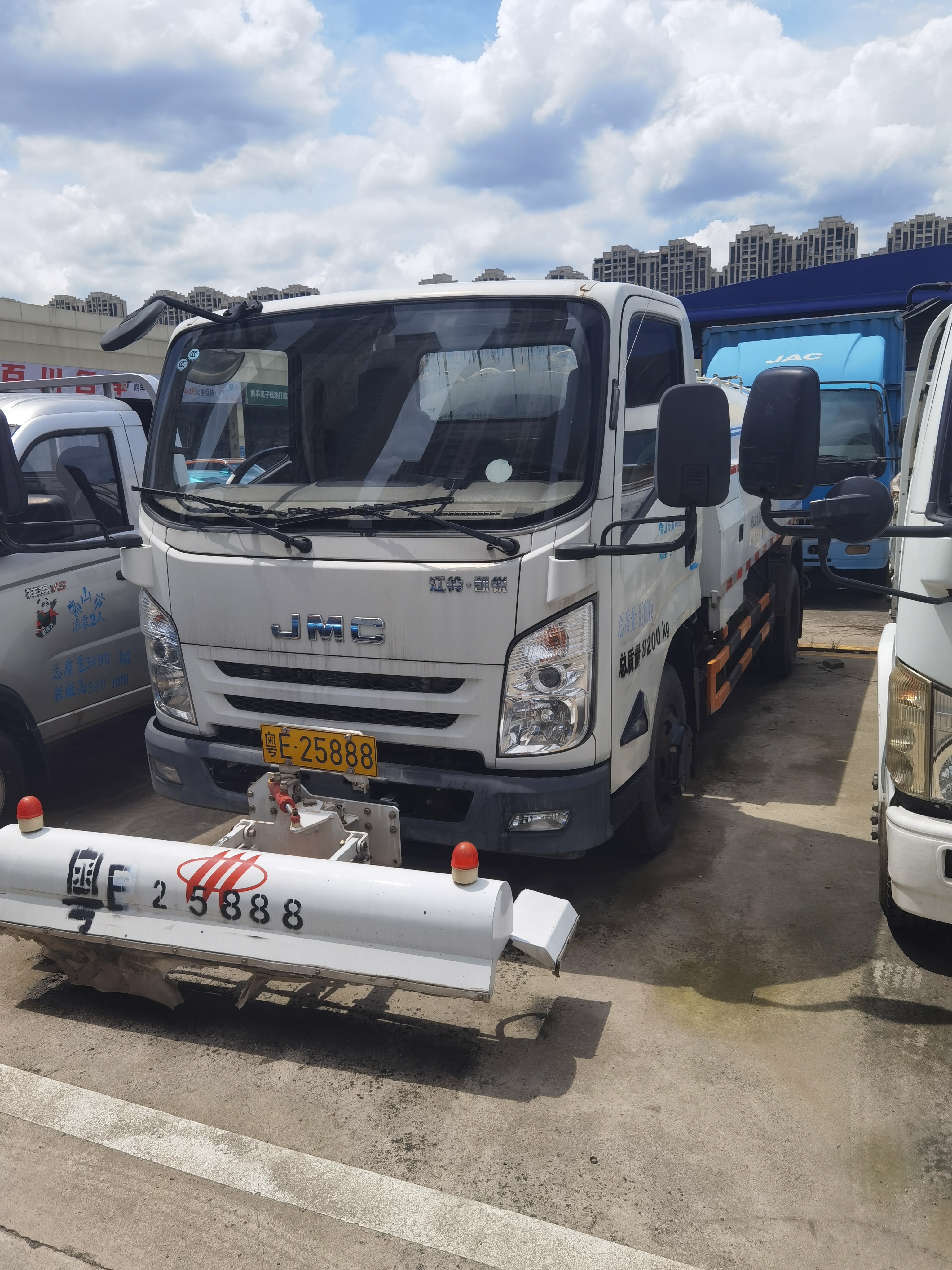 2019年福龙马高压洒水车,带副发