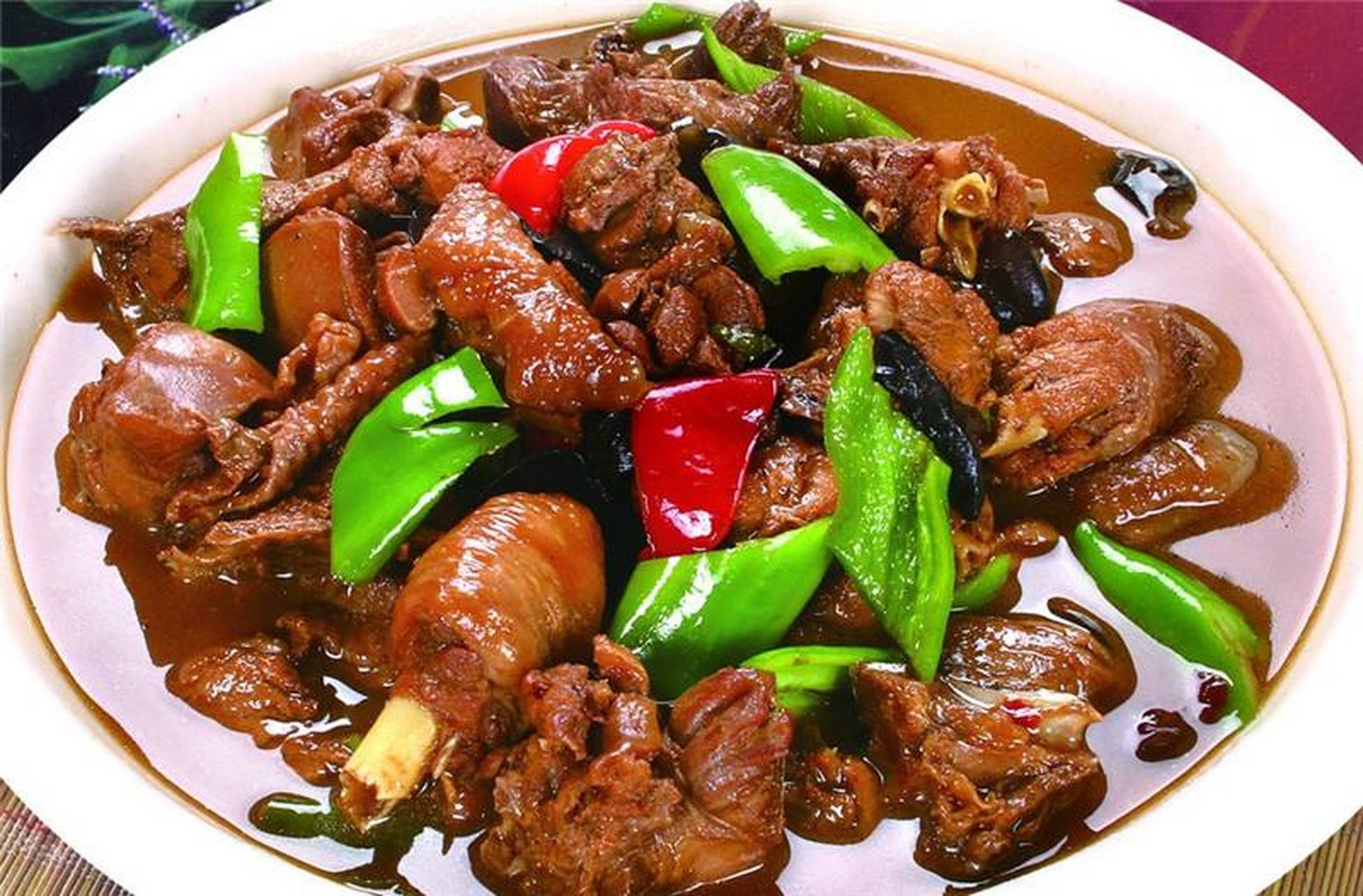 多种鲜辣椒调味,浓香带辣,颜色诱人,超级下饭.