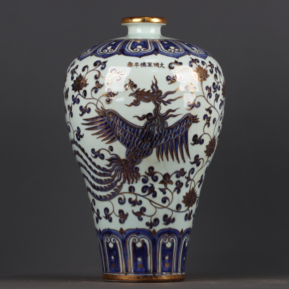 大明宣德 青花描金凤穿缠枝莲纹梅瓶一对 高宽:44*25cm