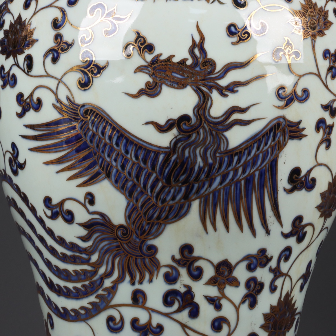 大明宣德 青花描金凤穿缠枝莲纹梅瓶一对 高宽:44*25cm