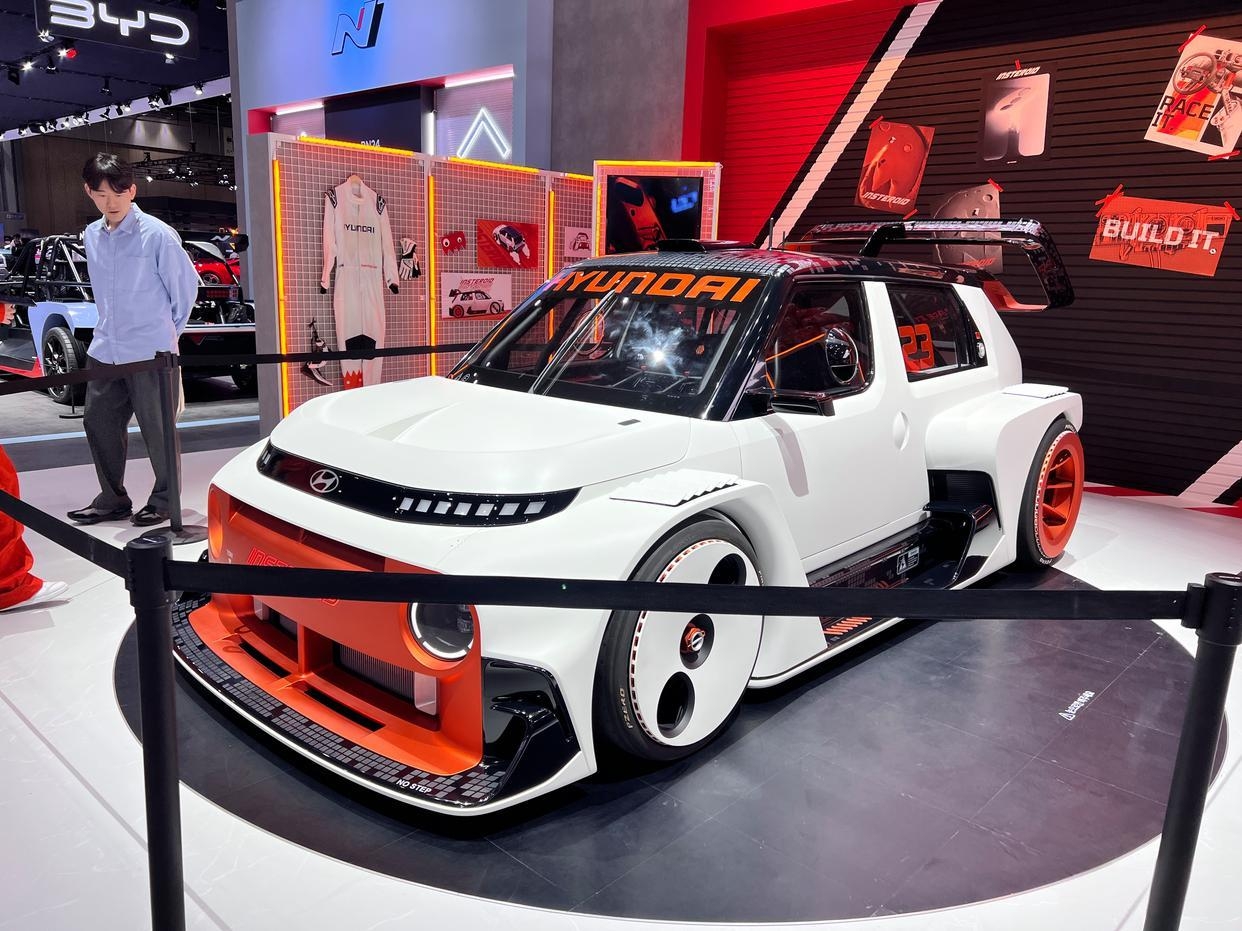 insteroid是现代纯电 suv casper ev 的基础上,融入了wrc赛车元素