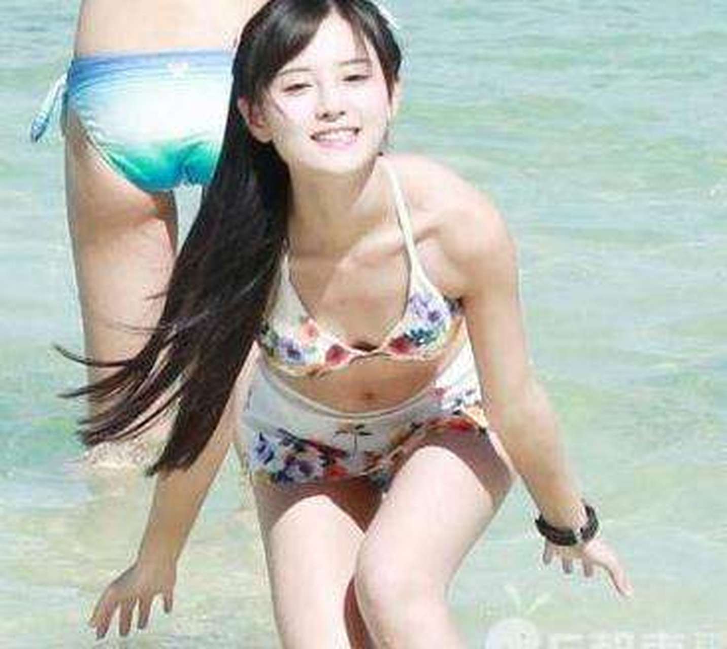 鞠婧祎早期比基尼照片,好青涩[没眼看][没眼看]