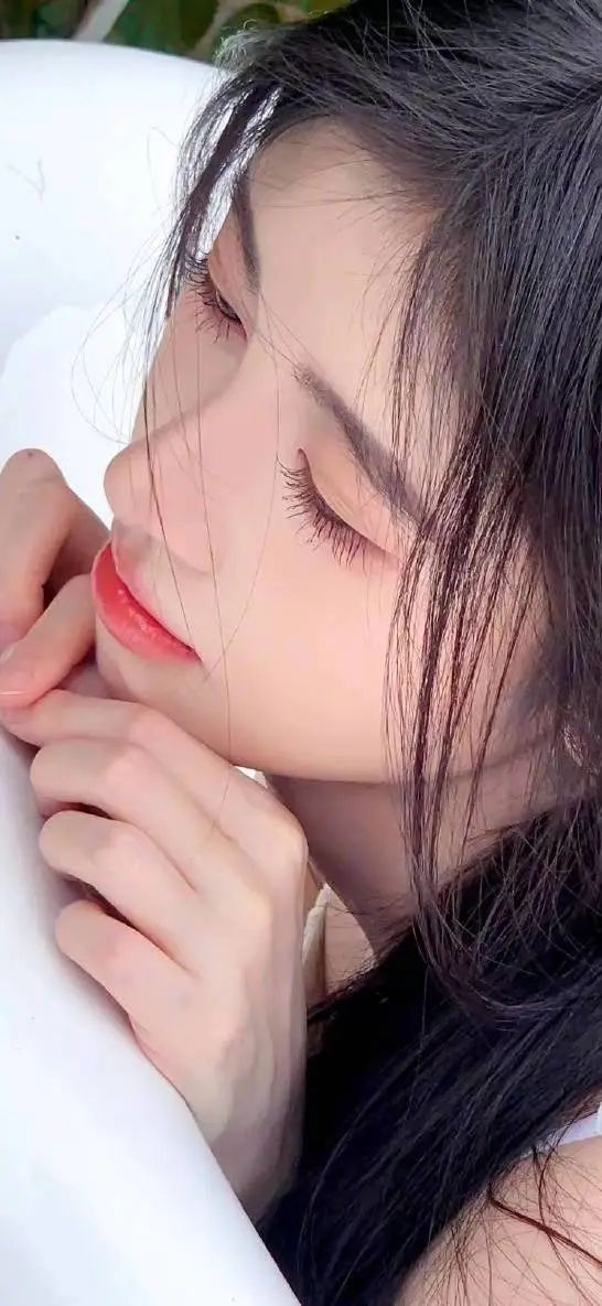 白皙如玉的肌肤,红唇如樱桃般鲜艳