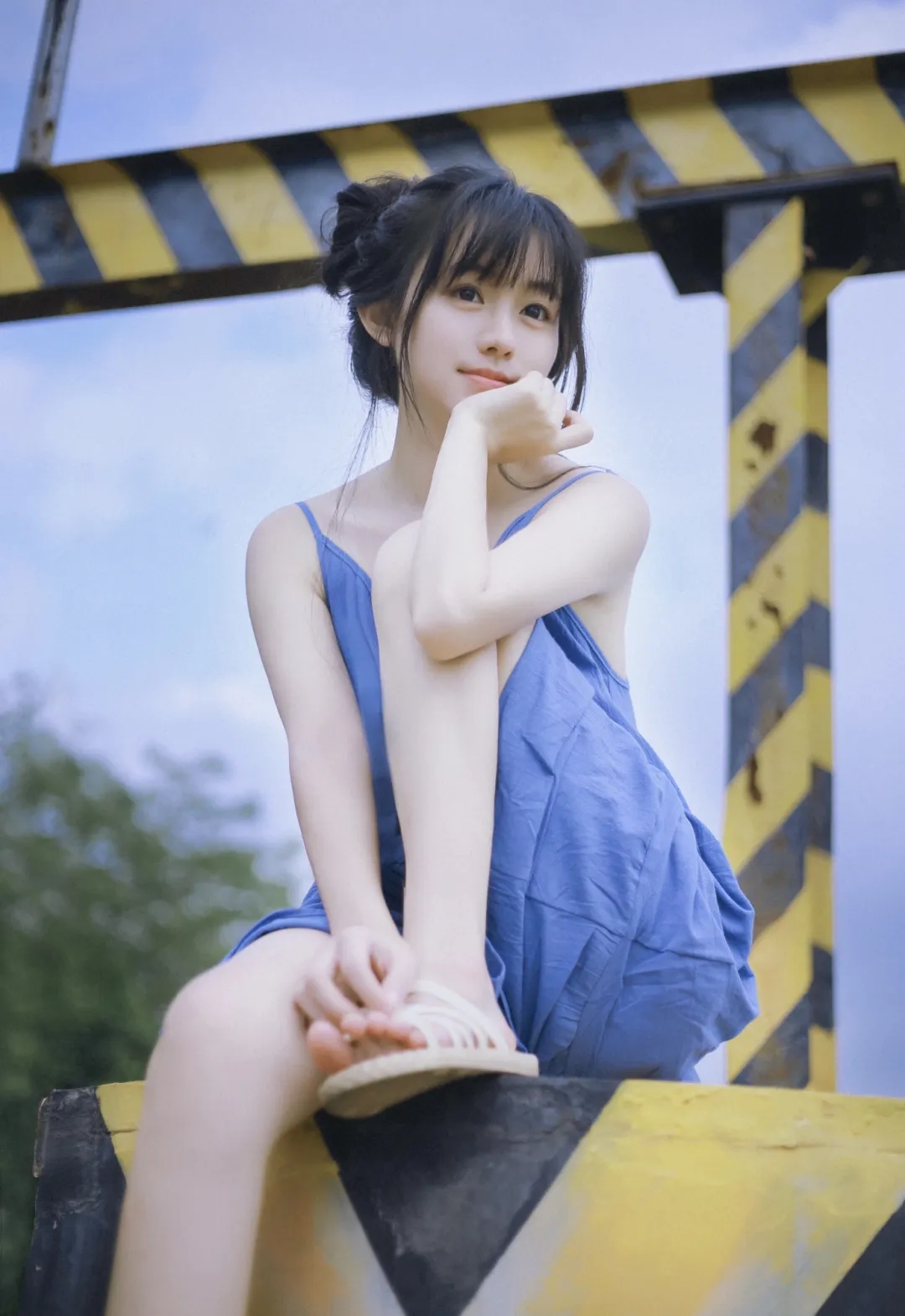 在春意盎然的时节,我热衷于徜徉于乡村小道之上,沉醉于春日的韵味