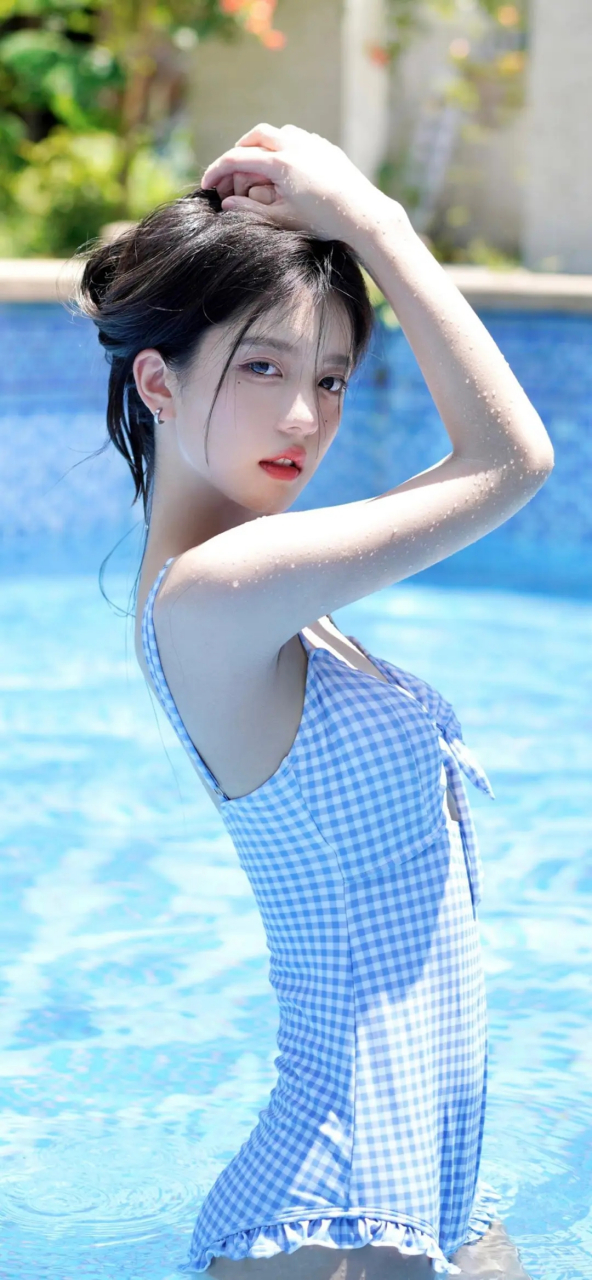 着唯美蓝色泳衣的美女静静地伫立着.