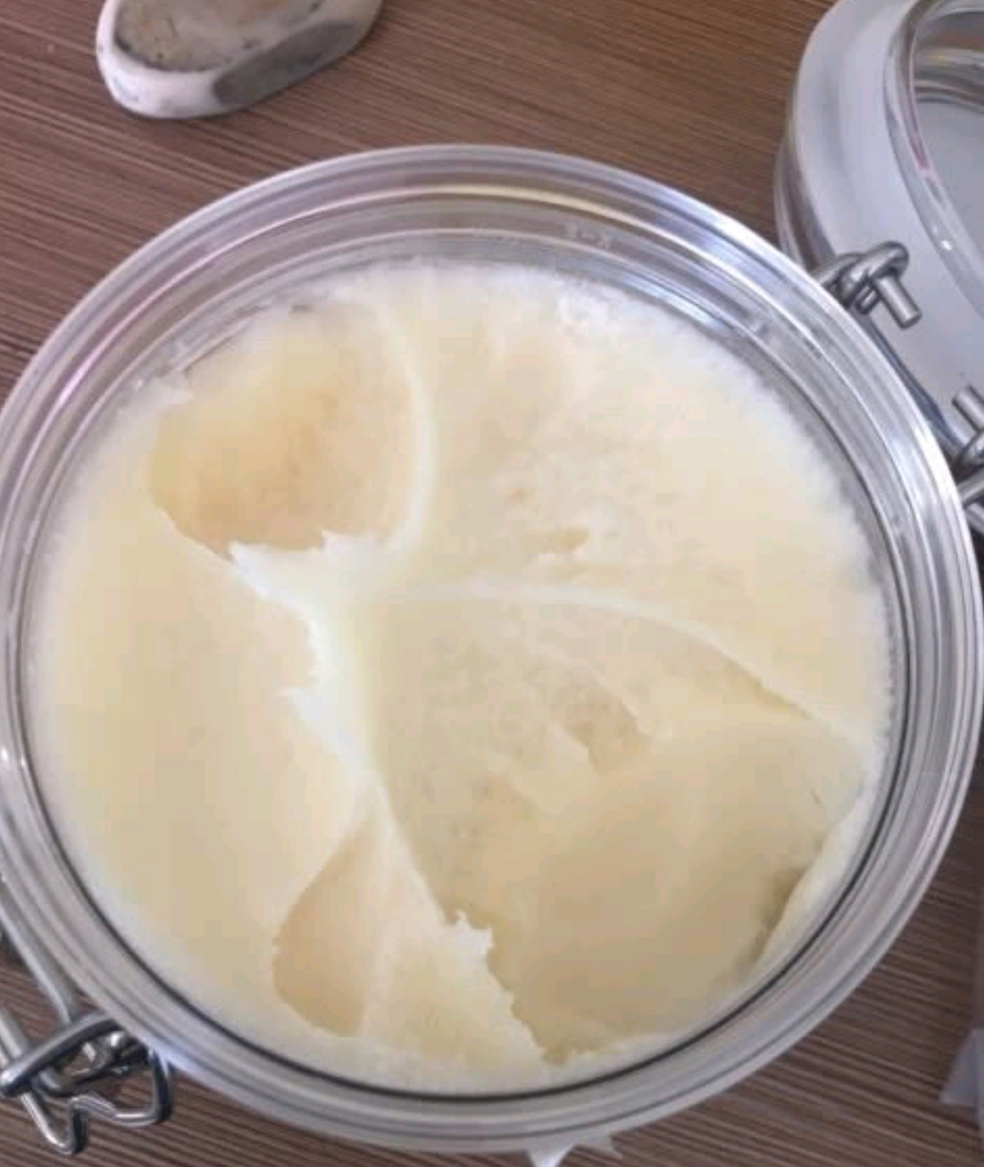 蜂蜜凝固成白色像猪油怎么融化(蜂蜜结成猪油样硬块好不好) 蜂蜜凝固成白色像猪油怎么融化(蜂蜜结成猪油样硬块好不好)