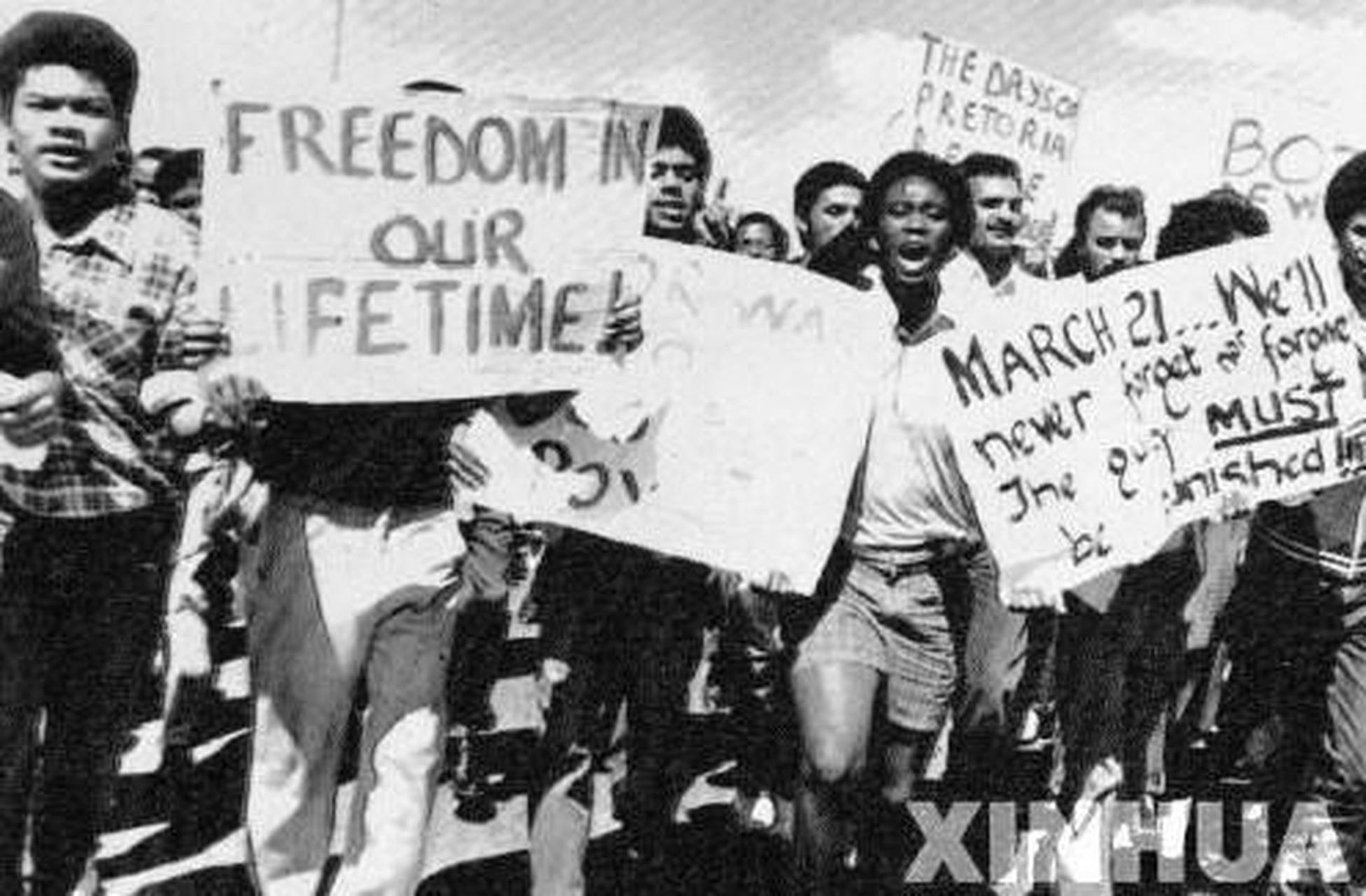 看看罗莎·帕克斯,整个世界为之改变.