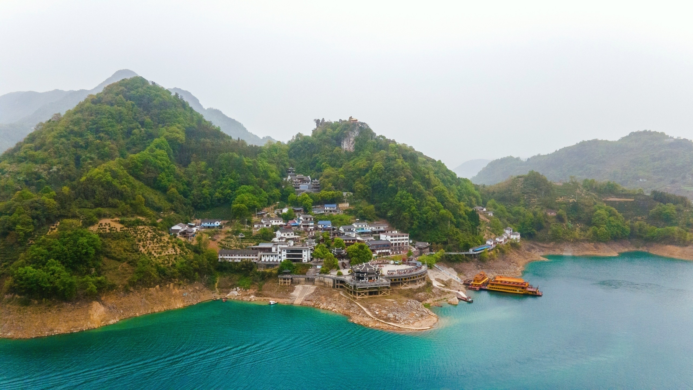 清江发源于湖北省恩施利川市龙沟洞,洋洋洒洒八百里,享有"八百里清江