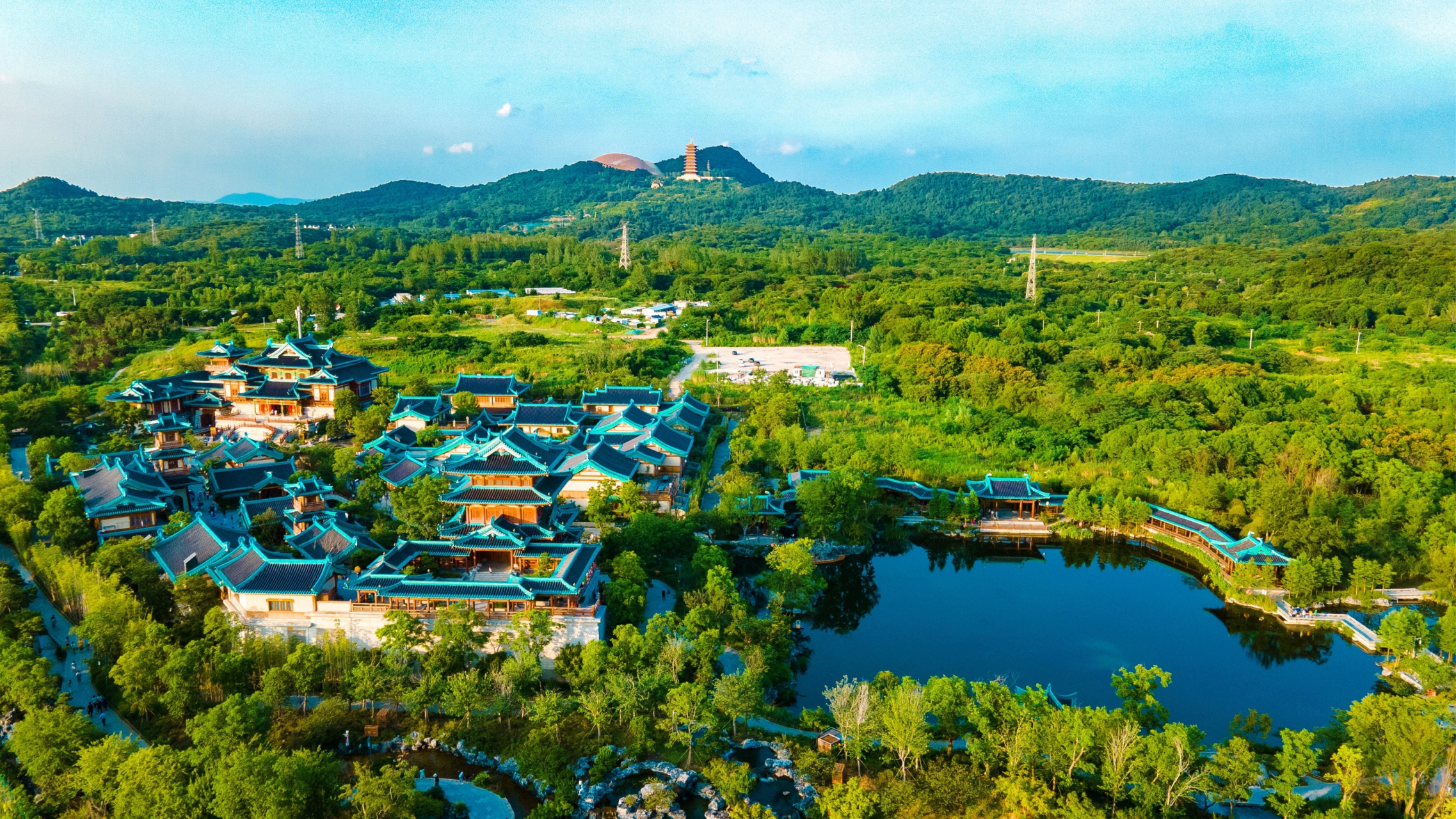 南京牛首山下,有一座梦幻的蓝色小镇,孔雀蓝色的琉璃瓦屋檐线条流畅