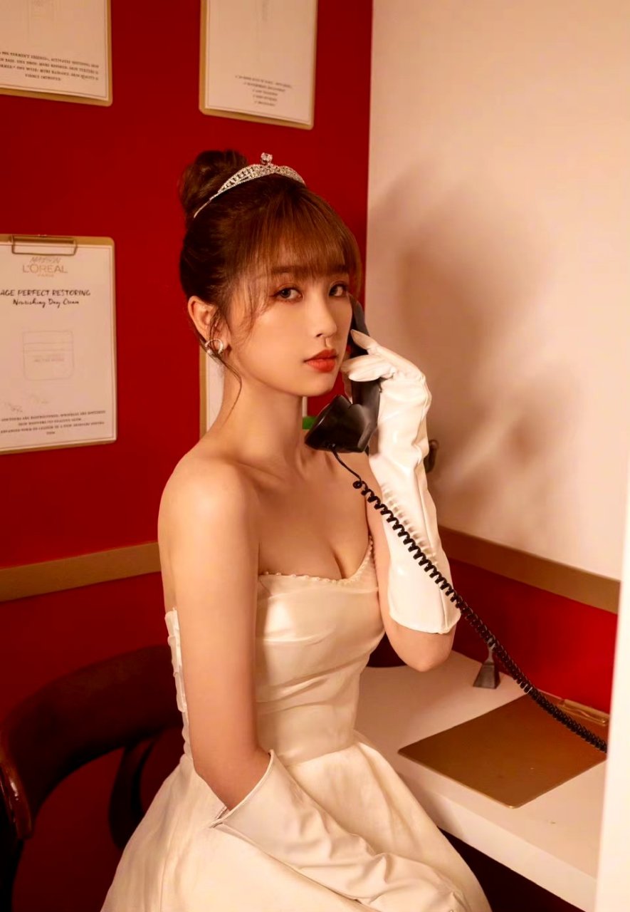 虞书欣白色抹胸裙,端庄#虞书欣