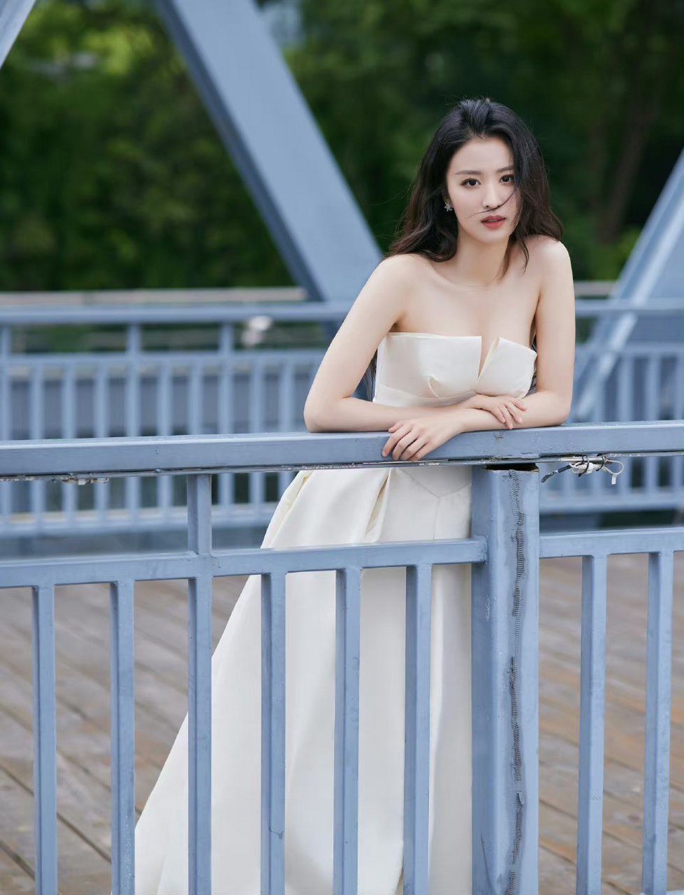 王楚然一席白色抹胸裙