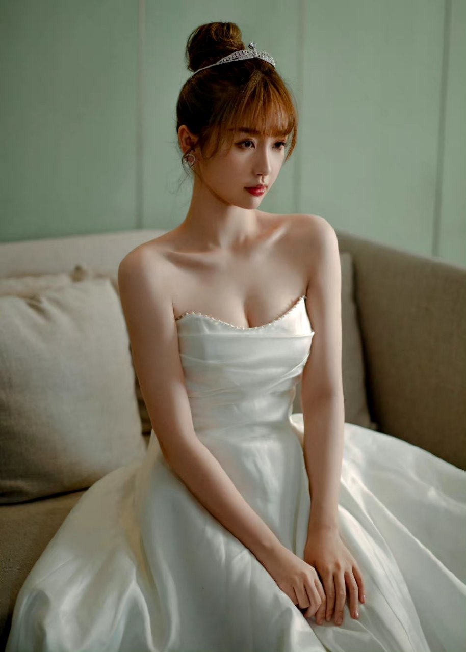 虞书欣白色抹胸裙,端庄#虞书欣