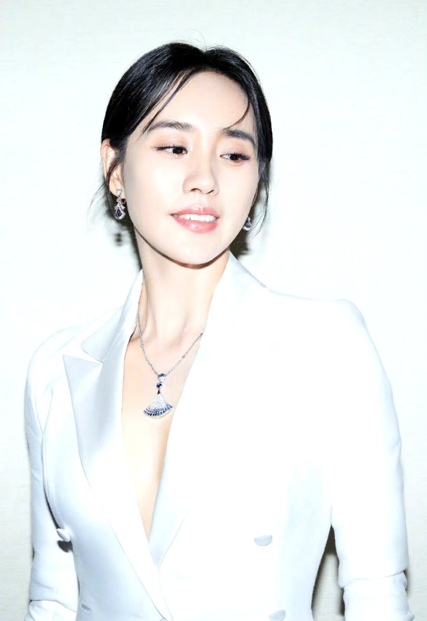 王智深v白色连衣裙