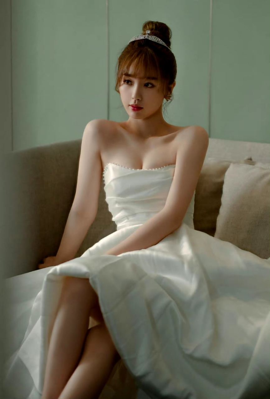 虞书欣白色抹胸裙,端庄#虞书欣