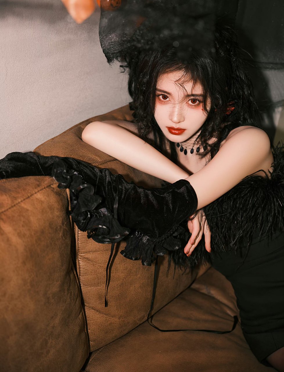 鞠婧炜黑色尽显妩媚