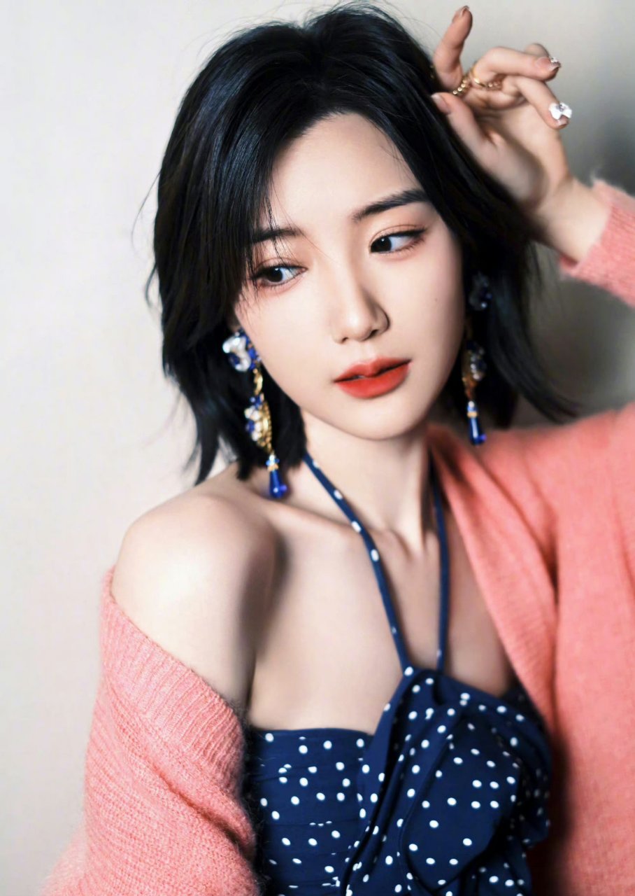 毛晓彤粉色披肩露肩性感